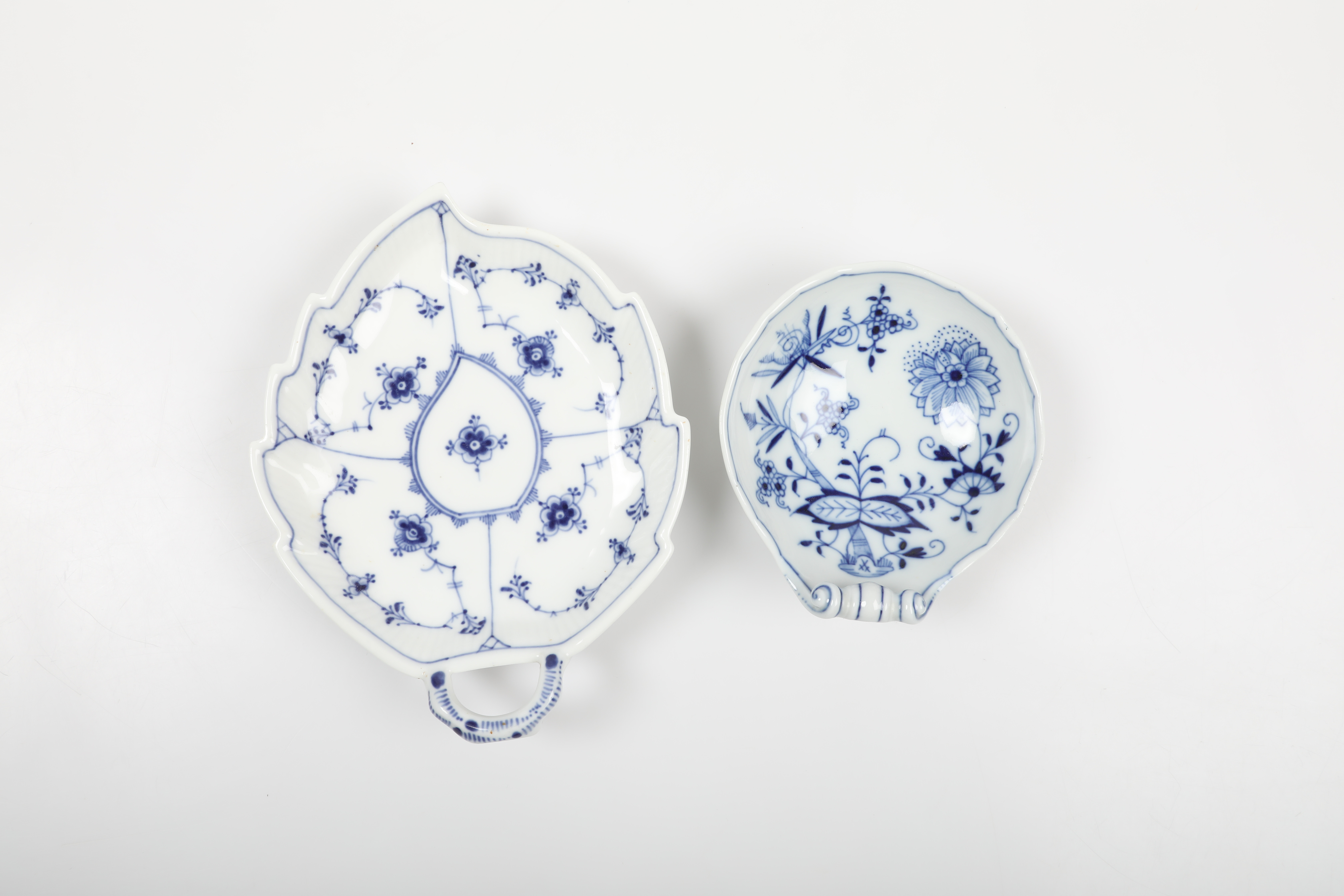 LÖVFAT OCH SNÄCKSKÅL, 2 stycken, "Musselmalet"/"Lökmönstret", porslin, Royal Copenhagen/Meissen.