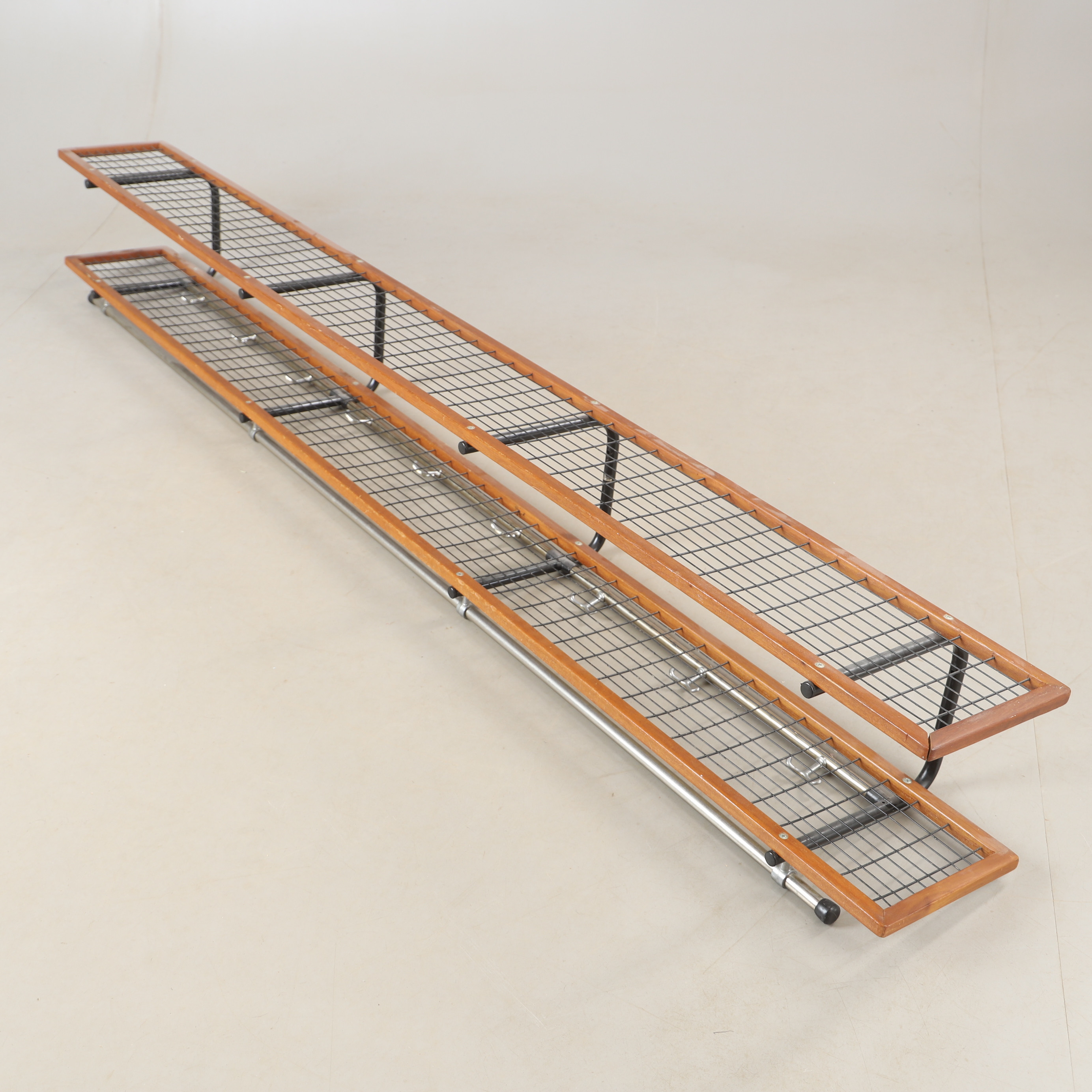 VÄGGHYLLA, "Ramos hyllan", teak och metall, Ramos och Co. Kalmar, 1900-talets andra hälft.