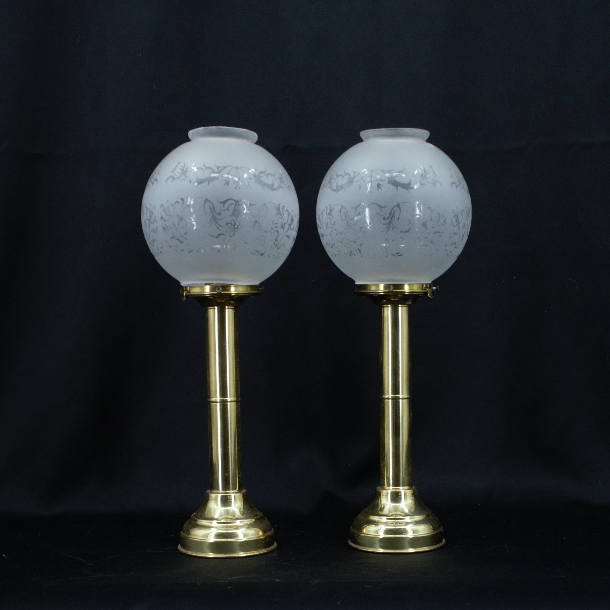 FOTOGENLJUSLYKTOR, ett par, stomme av mässing, slipad glaskupa, DHR Holland, 1900-tal.