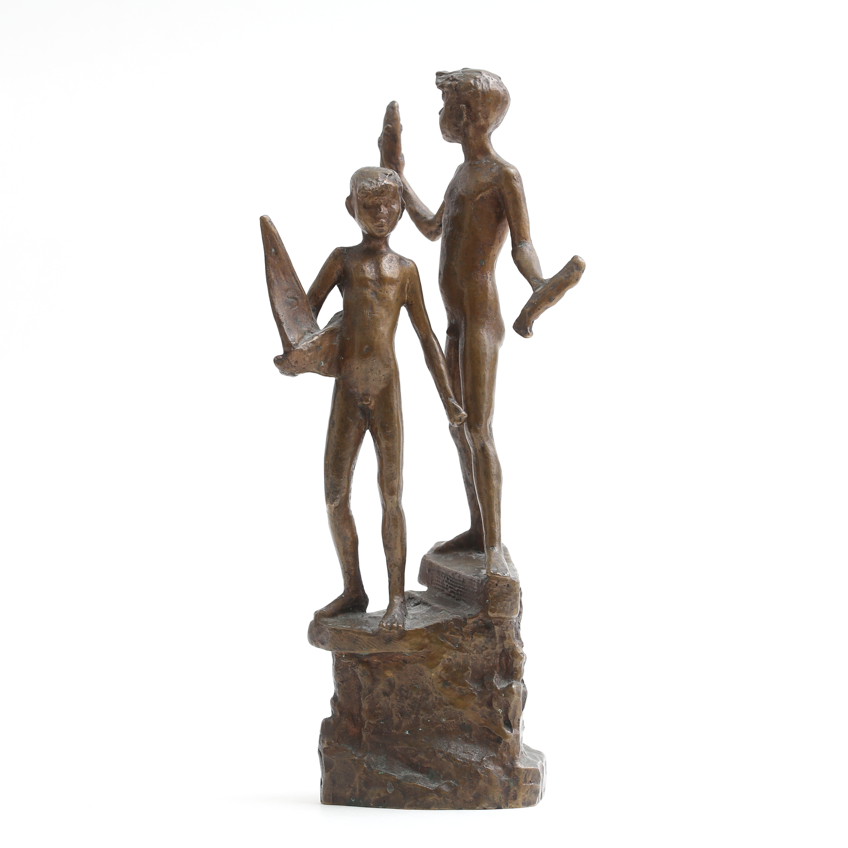 ARTHUR JOHANSSON (1904-1969). Skulptur, brons, två gossar, signerad Arthur Joh, Gjutarstämpel E. Pettersson fud.