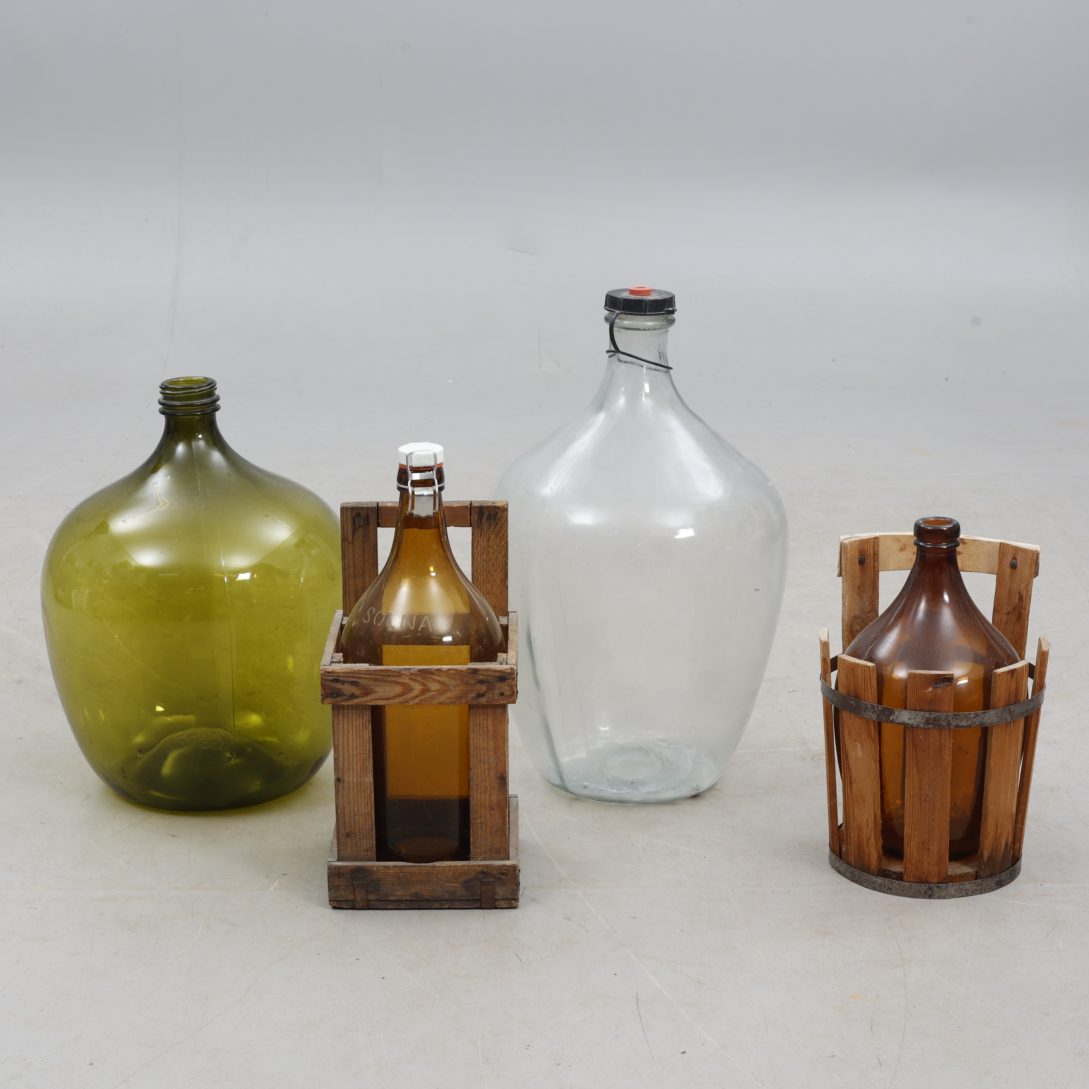 DAMEJEANNER, 4 stycken, 2 med träställning.