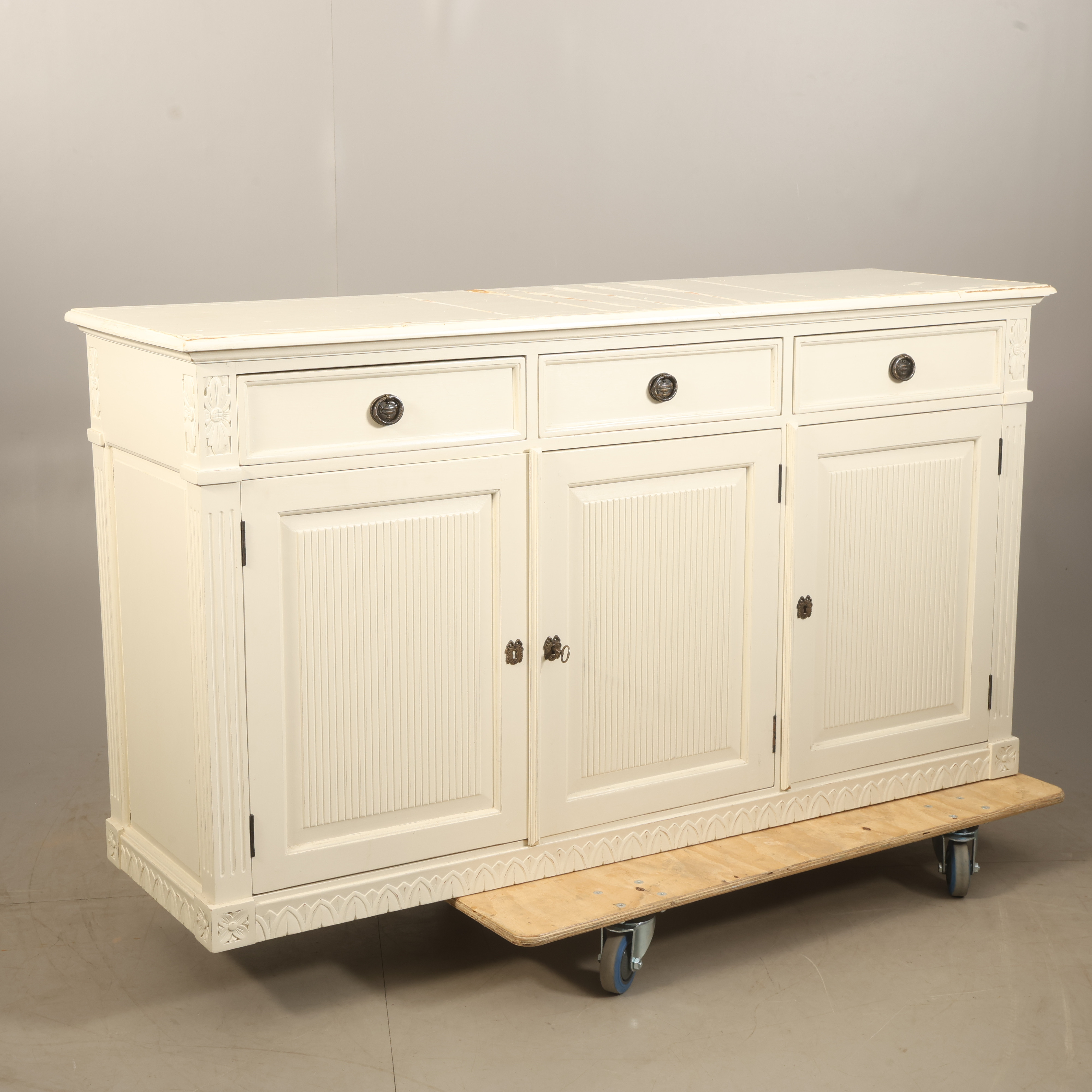 SKÄNK, gustaviansk stil, Sara Woodcraft. Samtida.