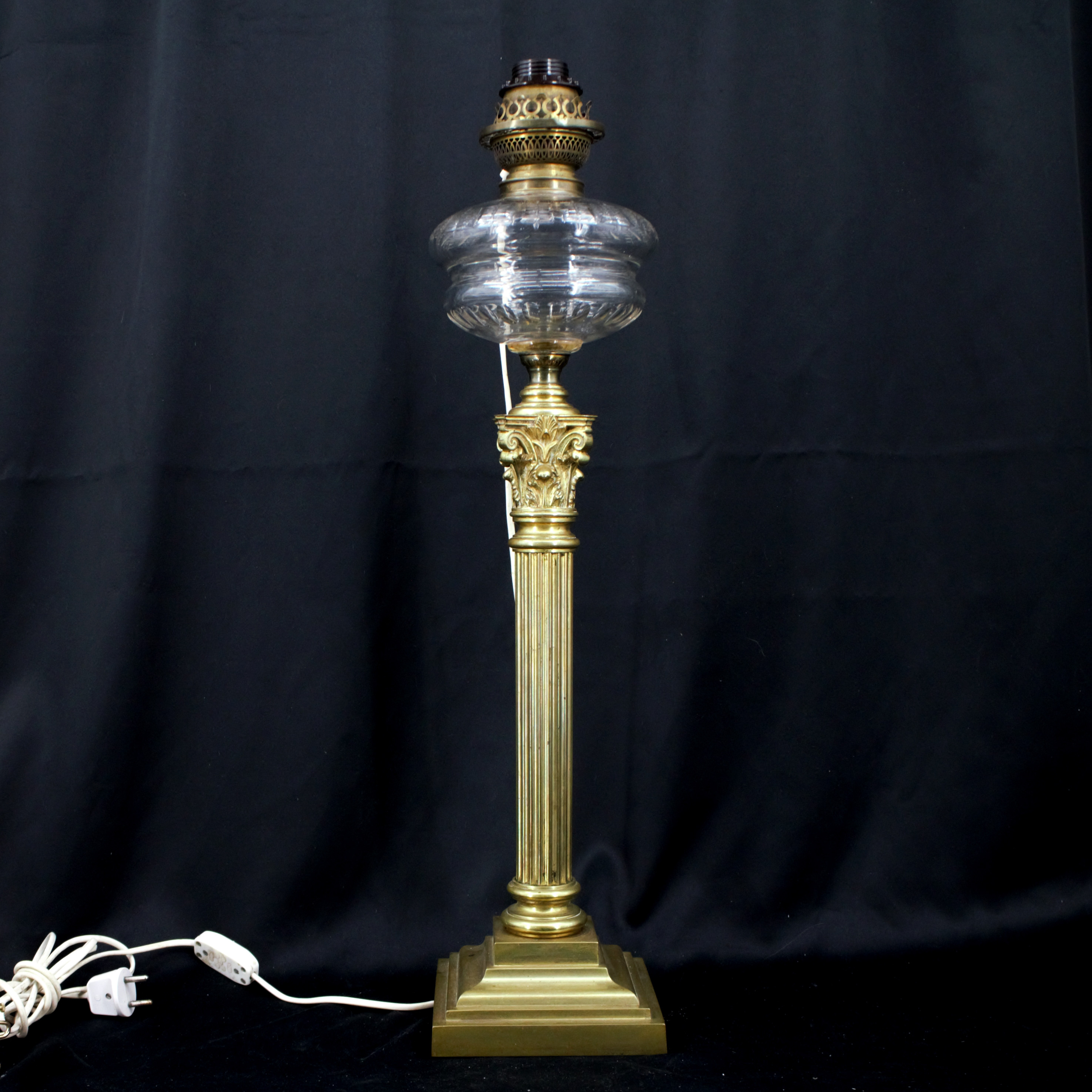 FOTOGENLAMPA, hög modell, omgjord till el, stomme av mässing, behållare av glas med slipad dekor, 1900-tal.