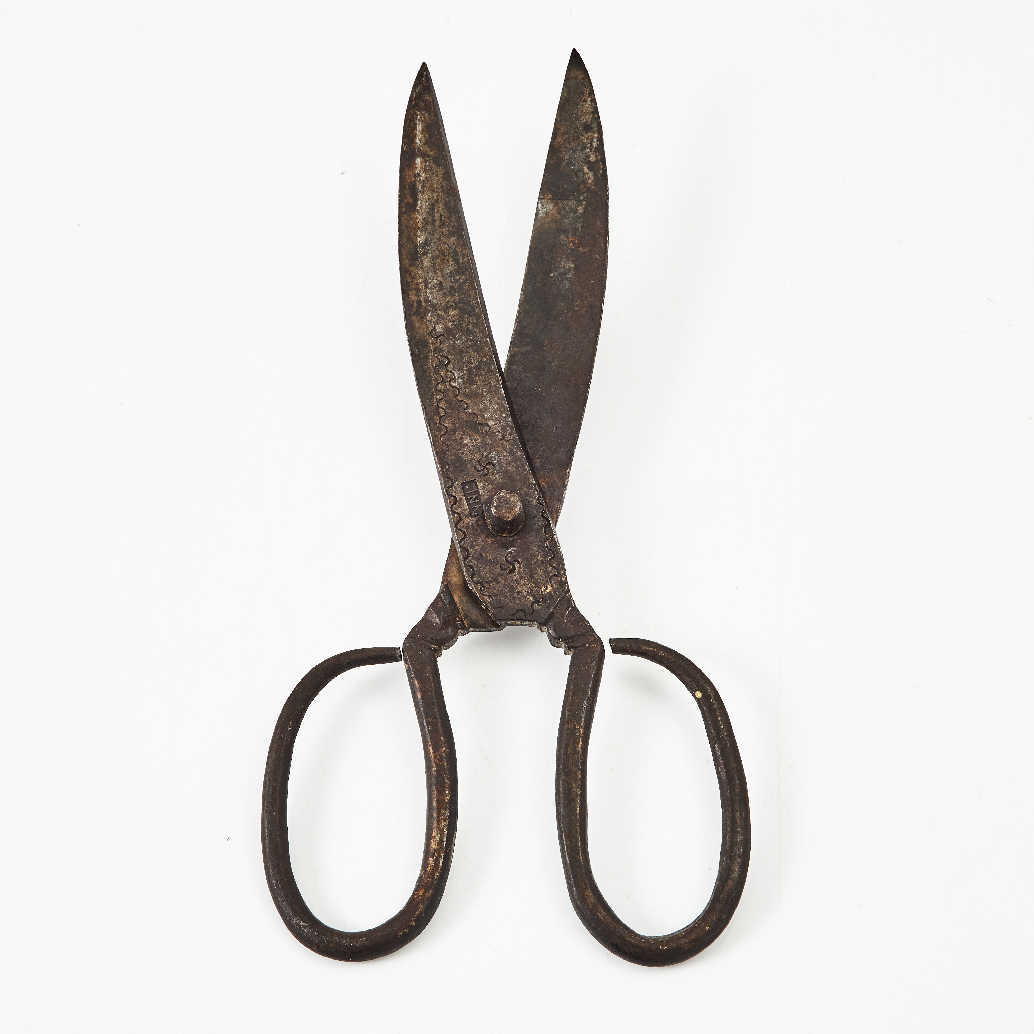 SKRÄDDARSAX, 1700-tal, smide, dekor av vågband och soltecken, märkt NNL.