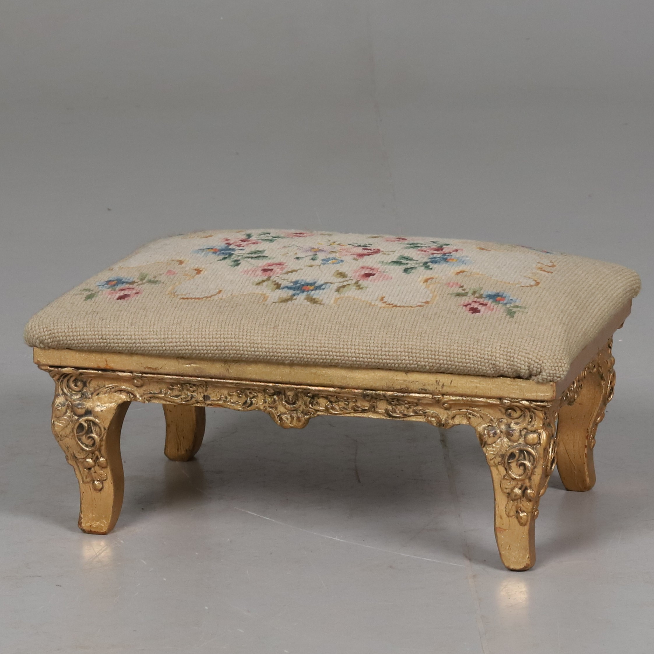 FOTPALL. Förgylld med blomsterbroderad sits, 1900-tal.