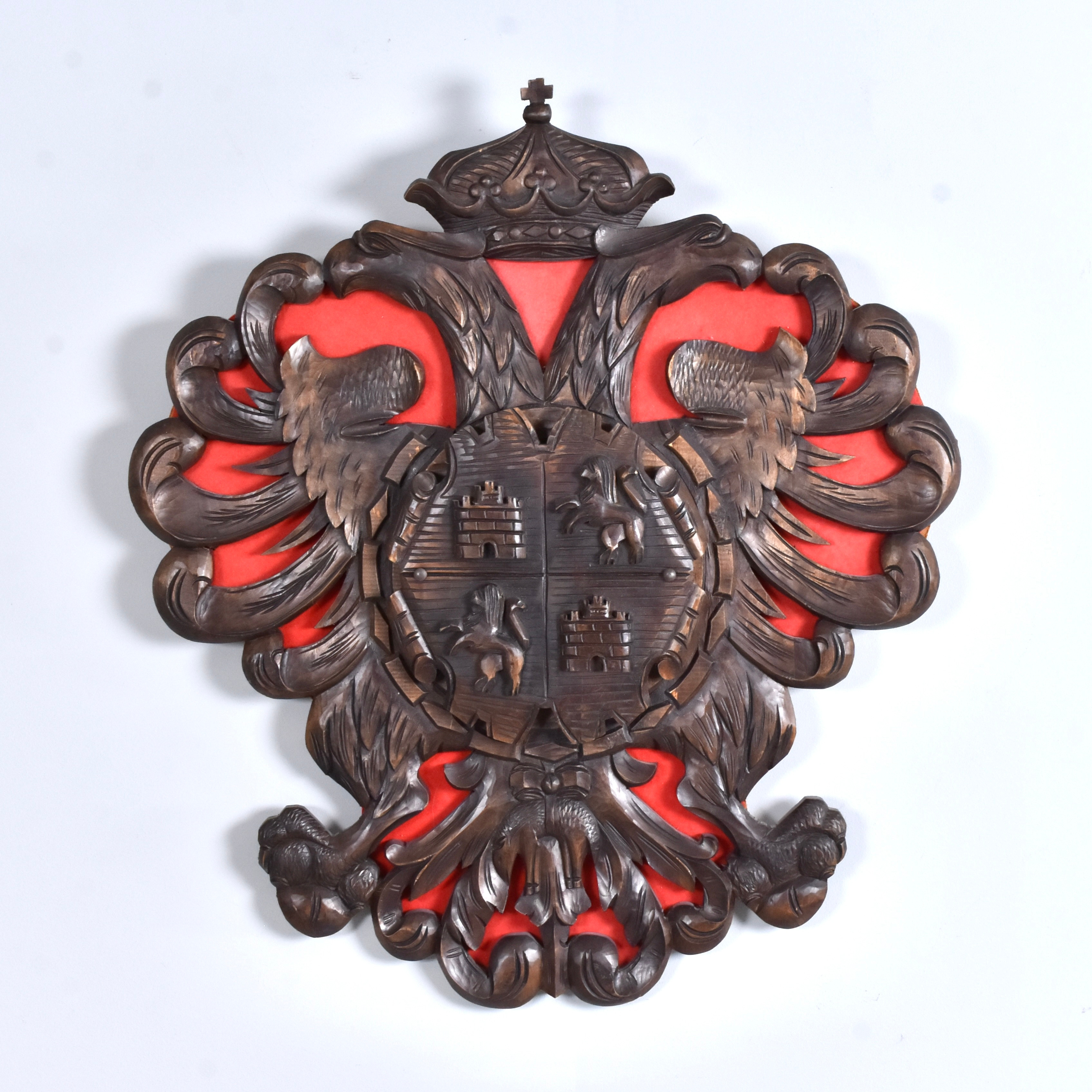 VAPENSKÖLD, skuret och bonat trä, Spanien 1900-talets 2 hälft.