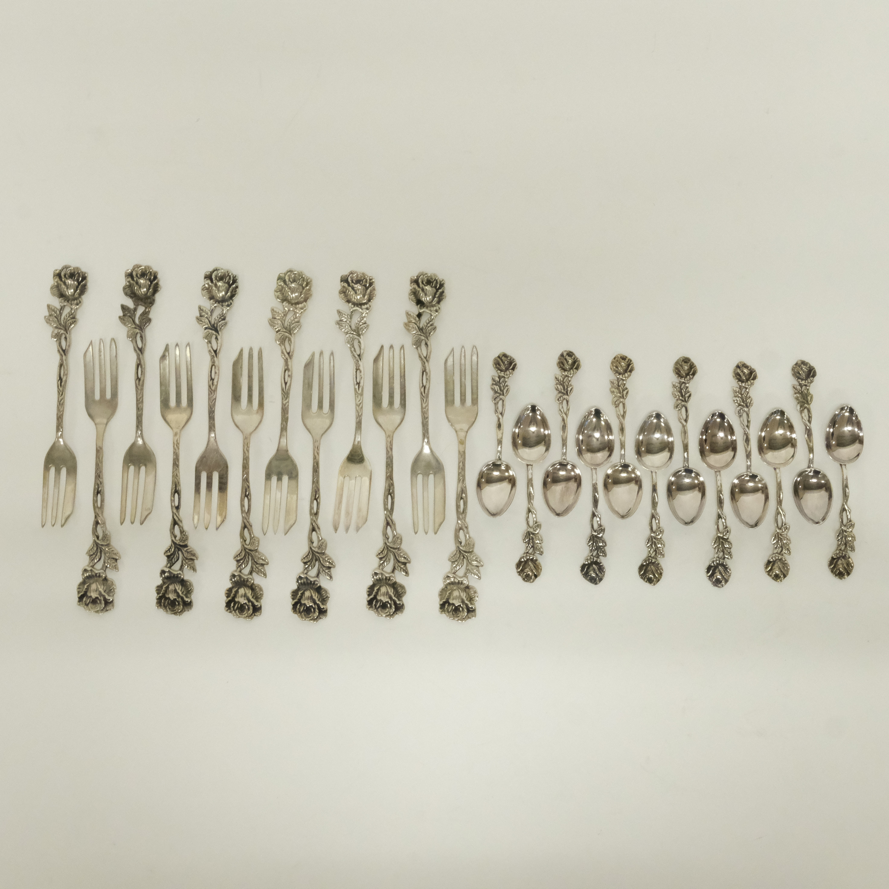 MOCCASKEDAR OCH BAKELSEGAFFLAR, "ROS", SILVER, 24 DELAR.