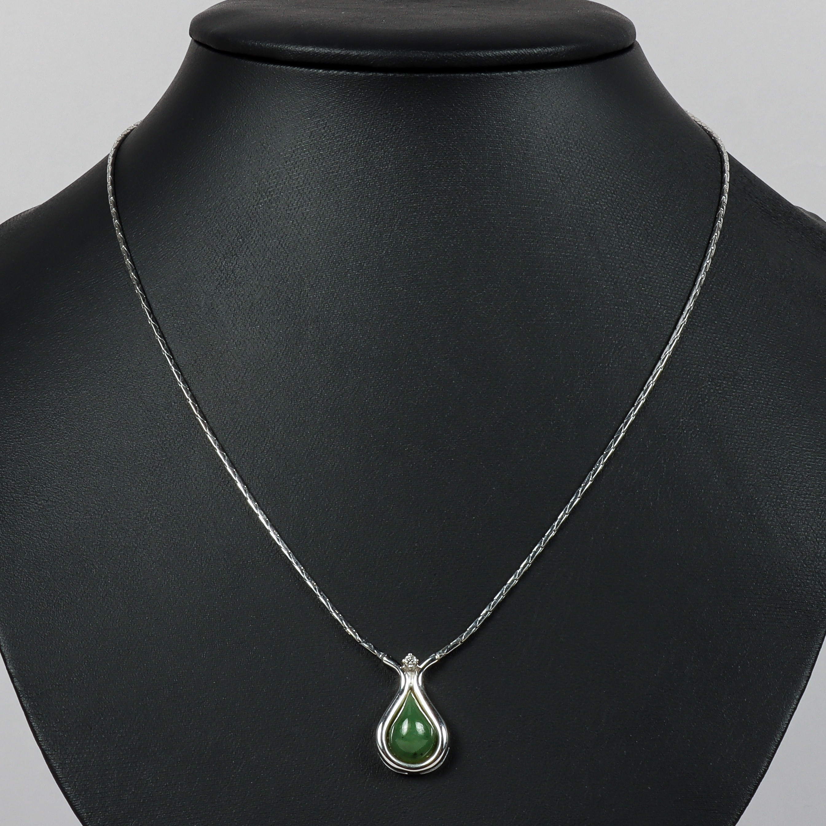 COLLIER, 18k vitguld med cabochonslipad jade.