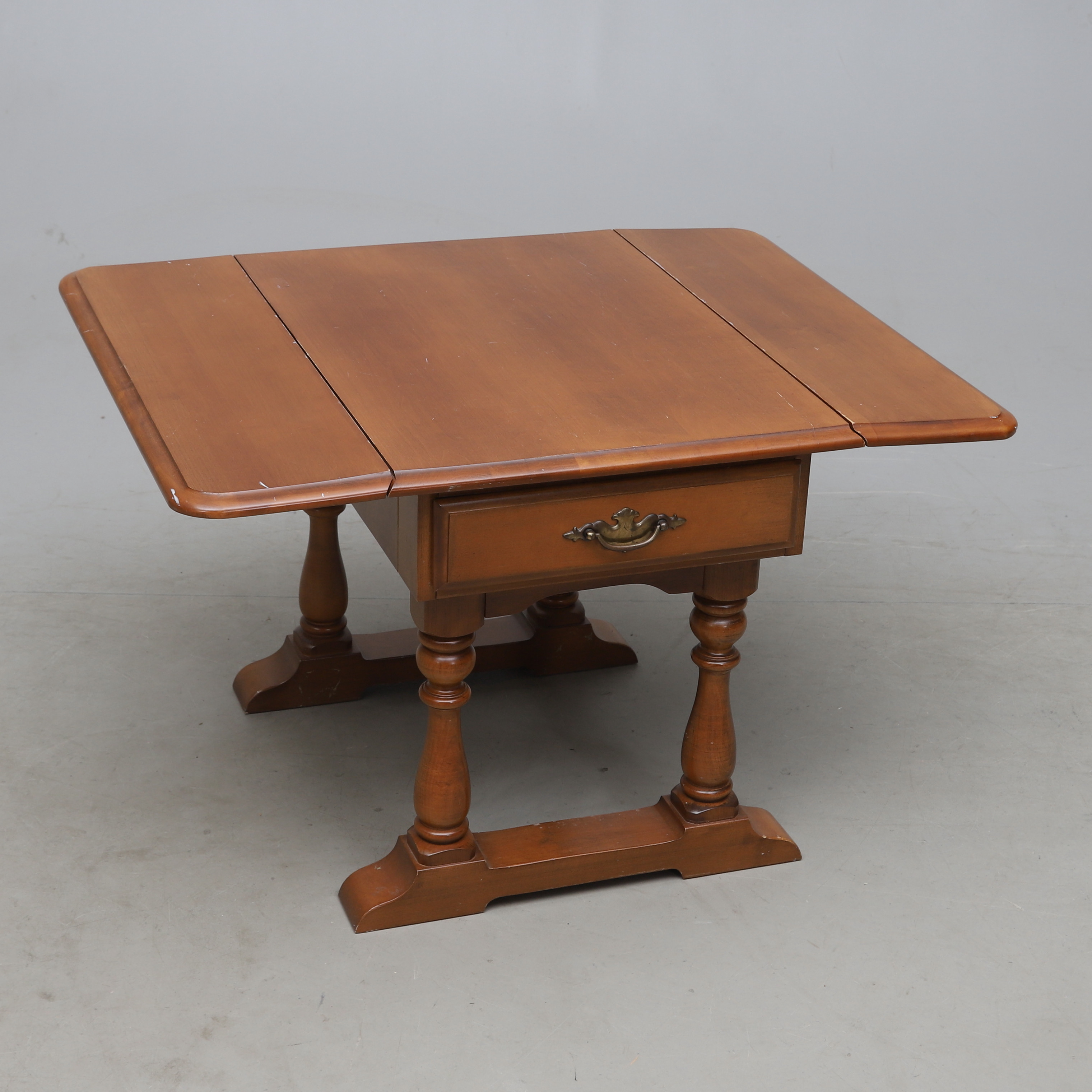 SOFFBORD, lövträ, engelsk stil, Vilas, Kanada, 1900-talets andra hälft.