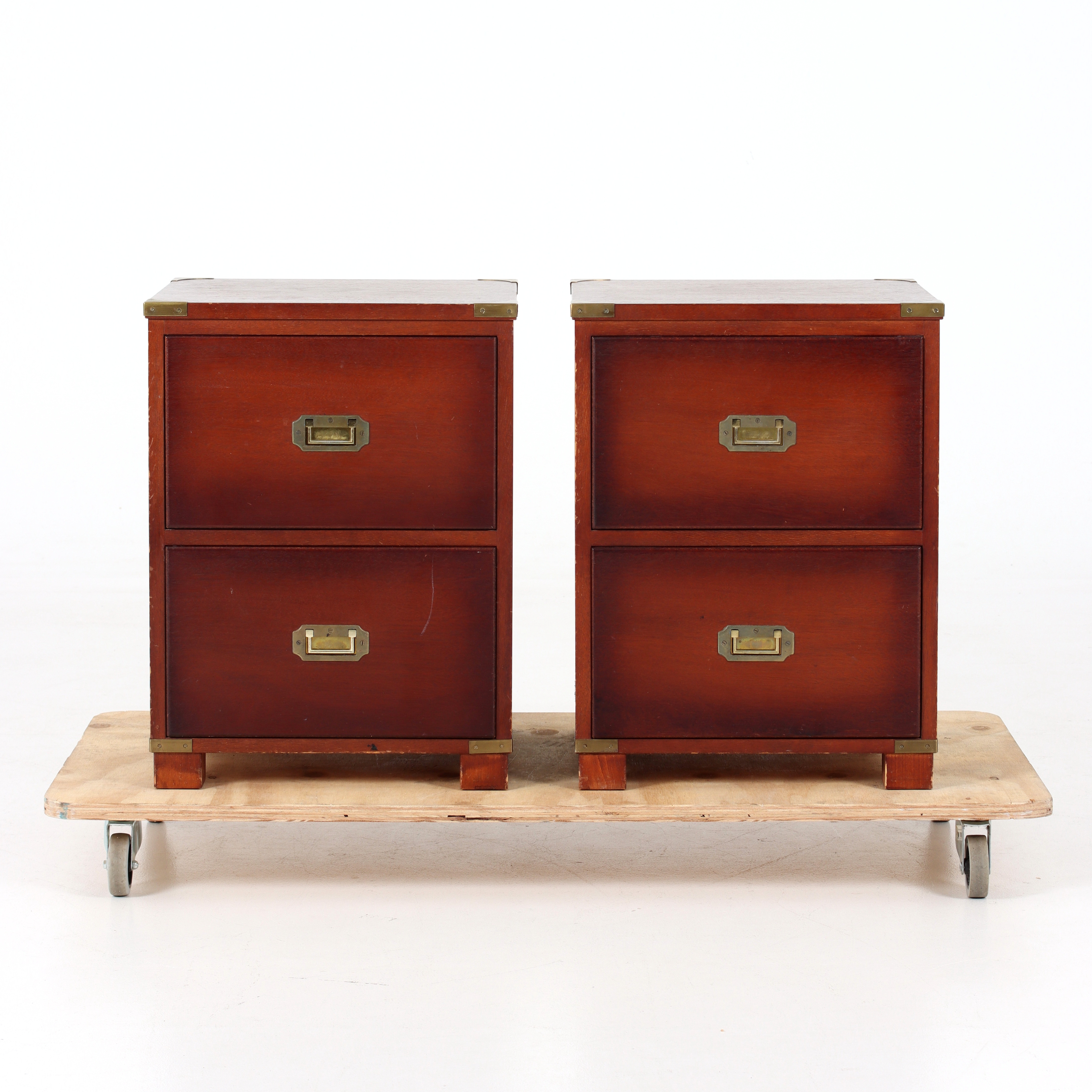 SÄNGBORD, engelsk stil, 1900-talets senare del.