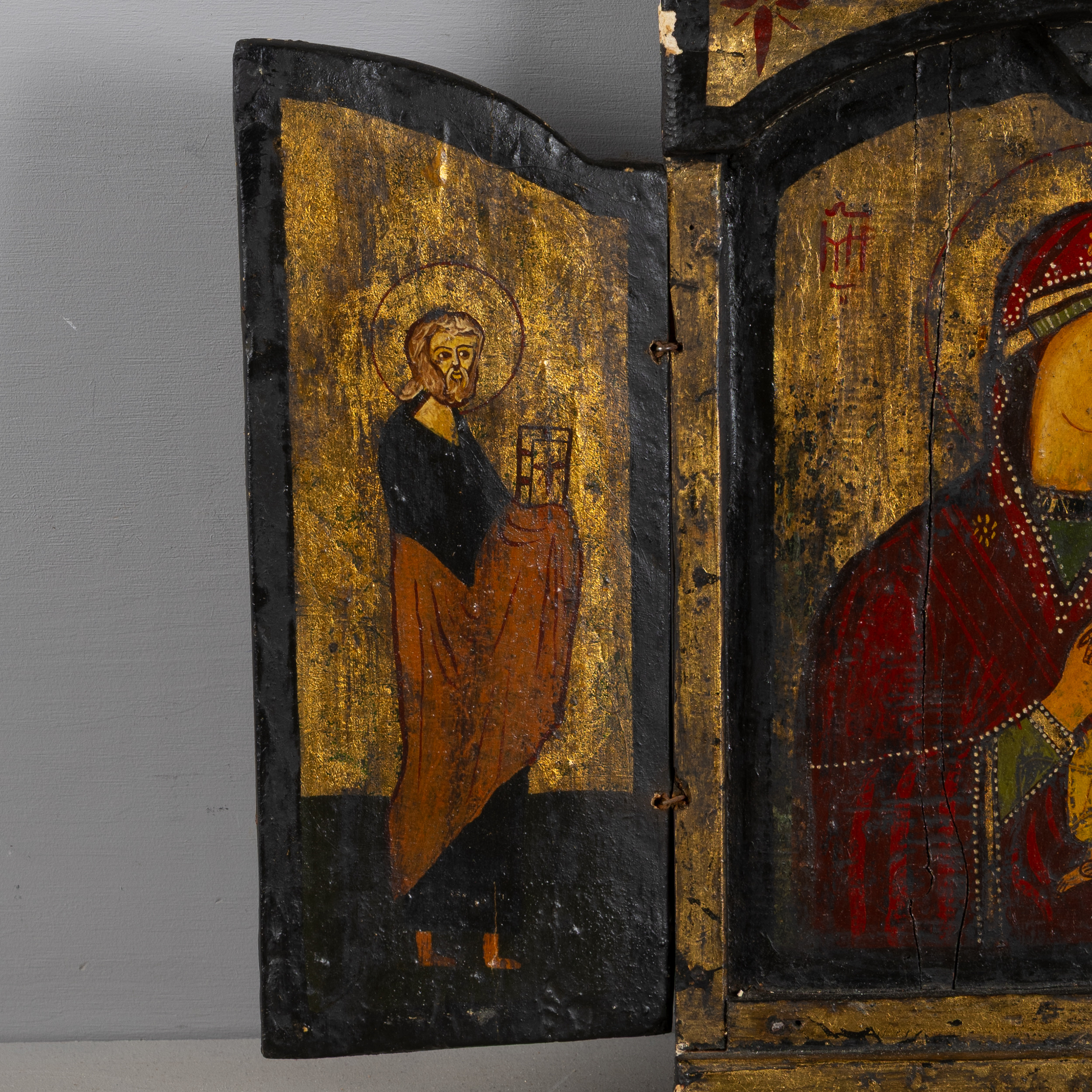 IKON, triptyk, tempera på pannå, delvis förgylld med bladguld, Grekland, 1800-tal, Jungfru Maria och Jesusbarnet samt oidentifierade helgon.