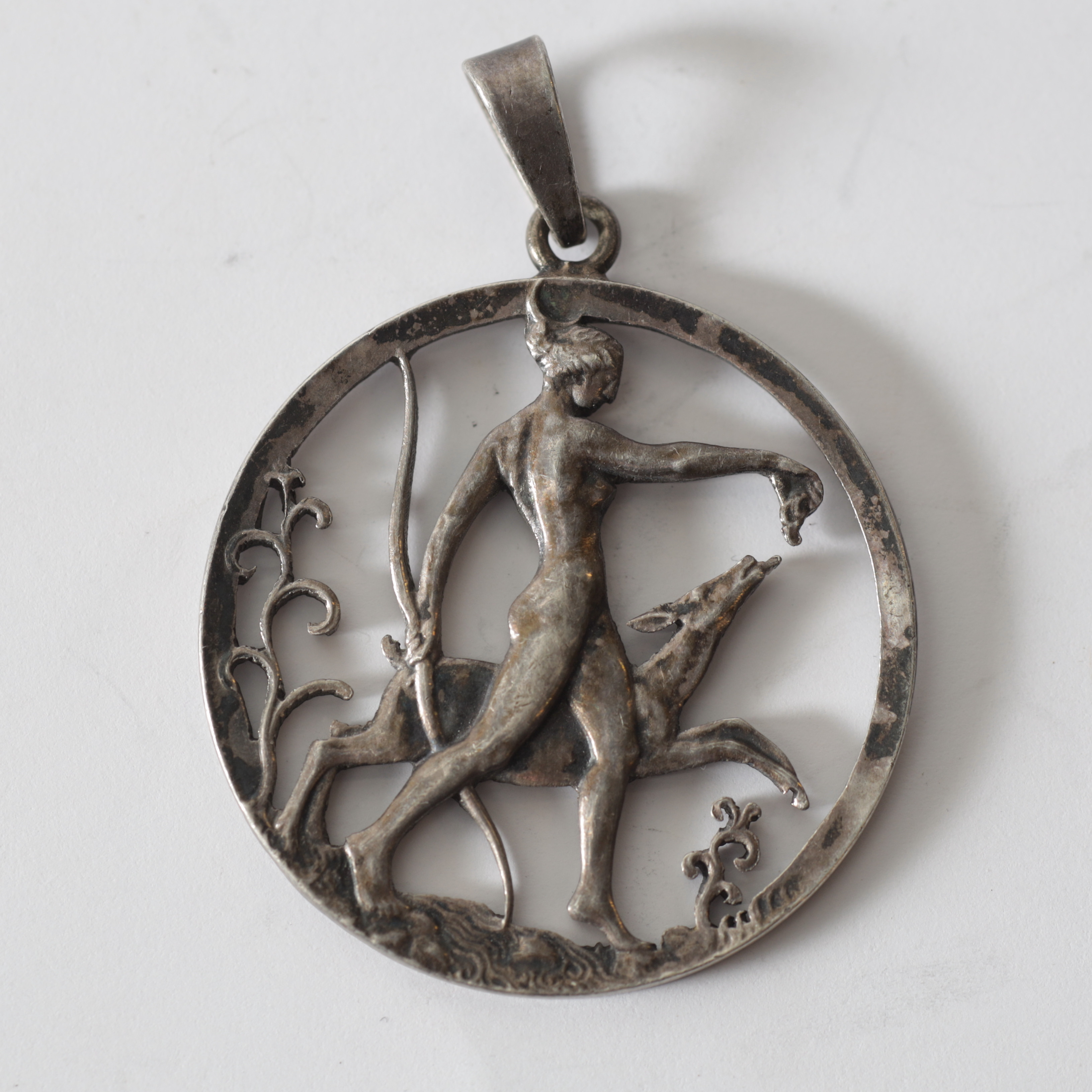 TORE STRINDBERG. Hänge, silver, genombruten dekor av Diana med hind, Sporrong & Co, Stockholm, 1944. Totalvikt 6 gram.