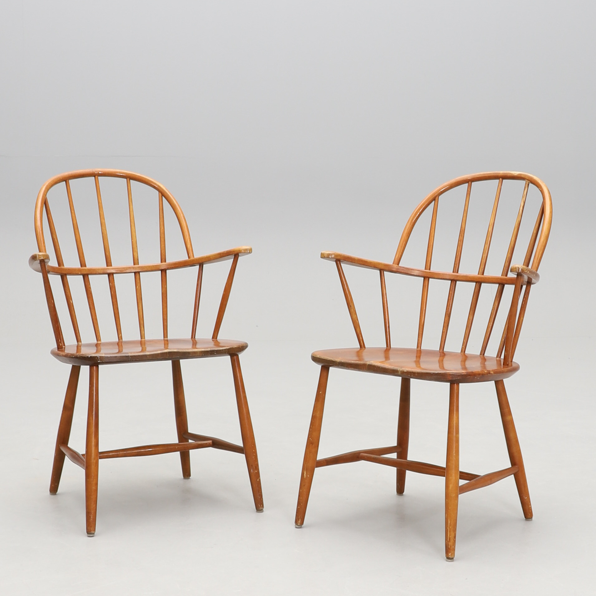 GUSTAF AXEL BERG, karmstolar, 1 par, windsormodell, modell 40 A. Nässjö Stolfabrik, 1900-talets mitt.