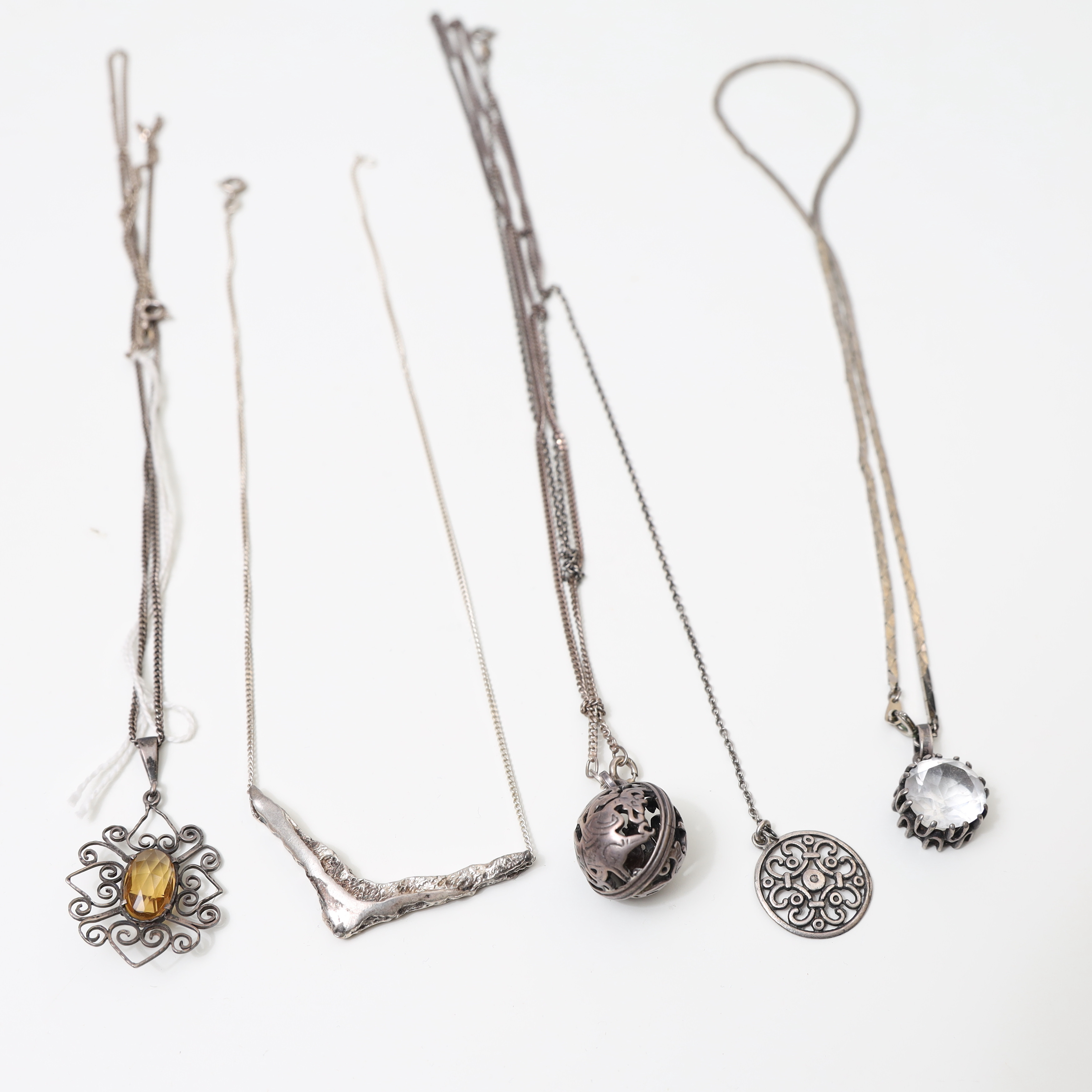 HALSBAND, 5st, silver med delvis infattade dekorer.