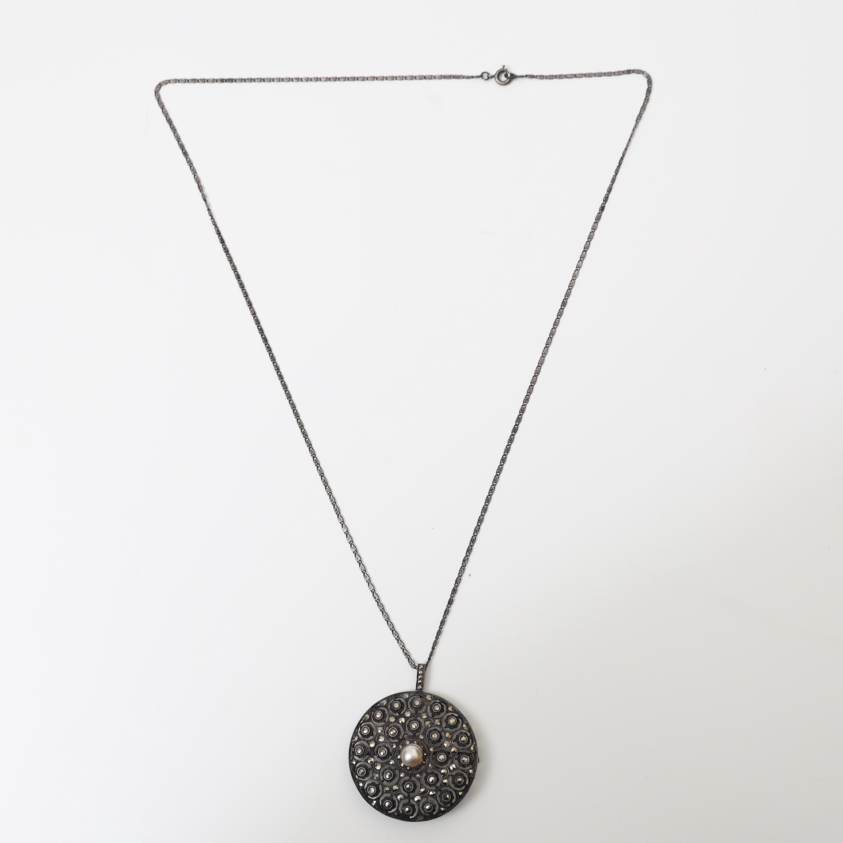 HALSBAND MED HÄNGE, silver, med infattade markasiter och pärla.