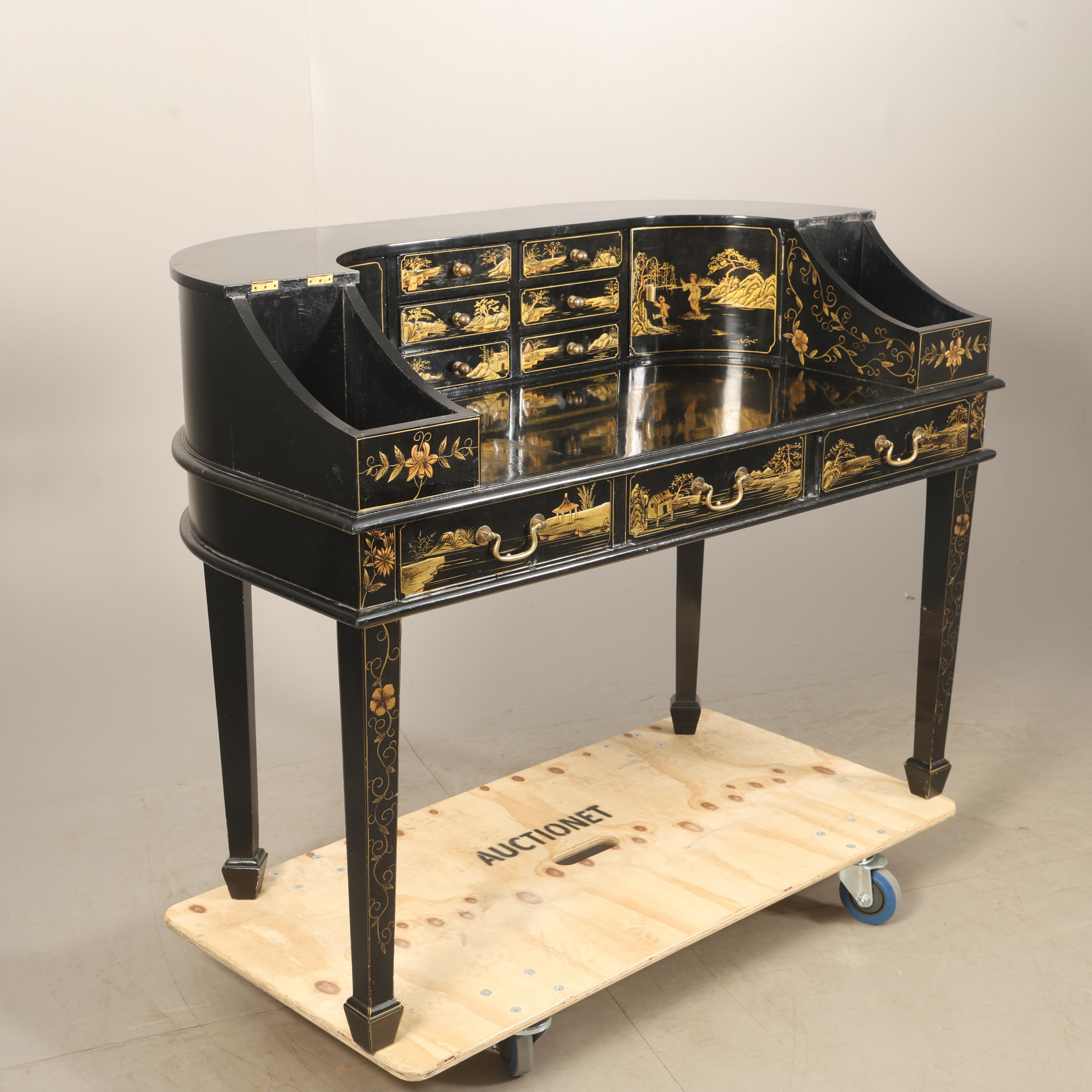 SKRIVBORD med uppsats, svartlackerad och bemålad i guld med kinesiserande dekor, 1900-talets andra hälft.