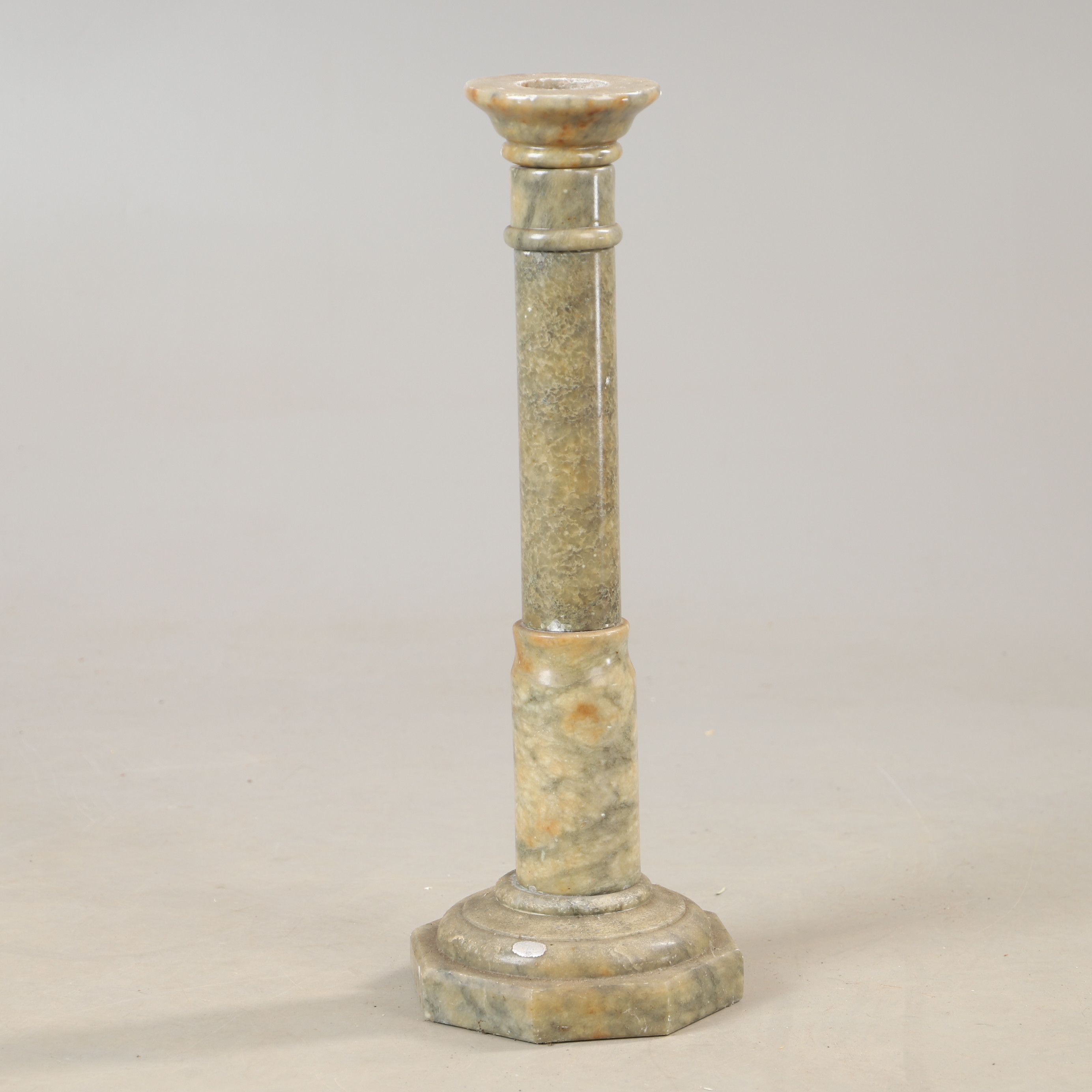 GOLVLJUSSTAKE, sten, 1900-talets andra hälft.