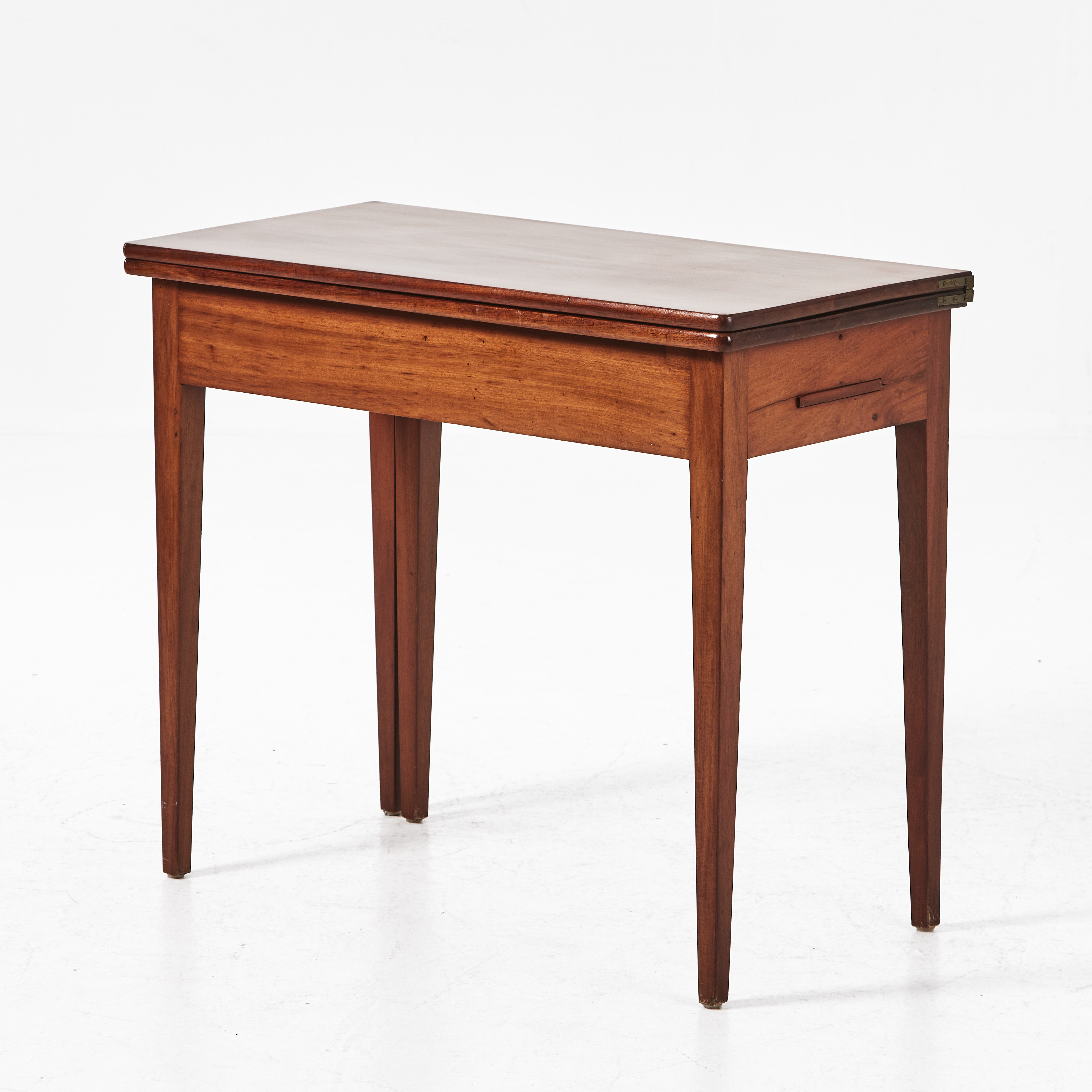 SPELBORD, 1800-tal, fanerat i mahogny, med utdragbara ljusbrickor.