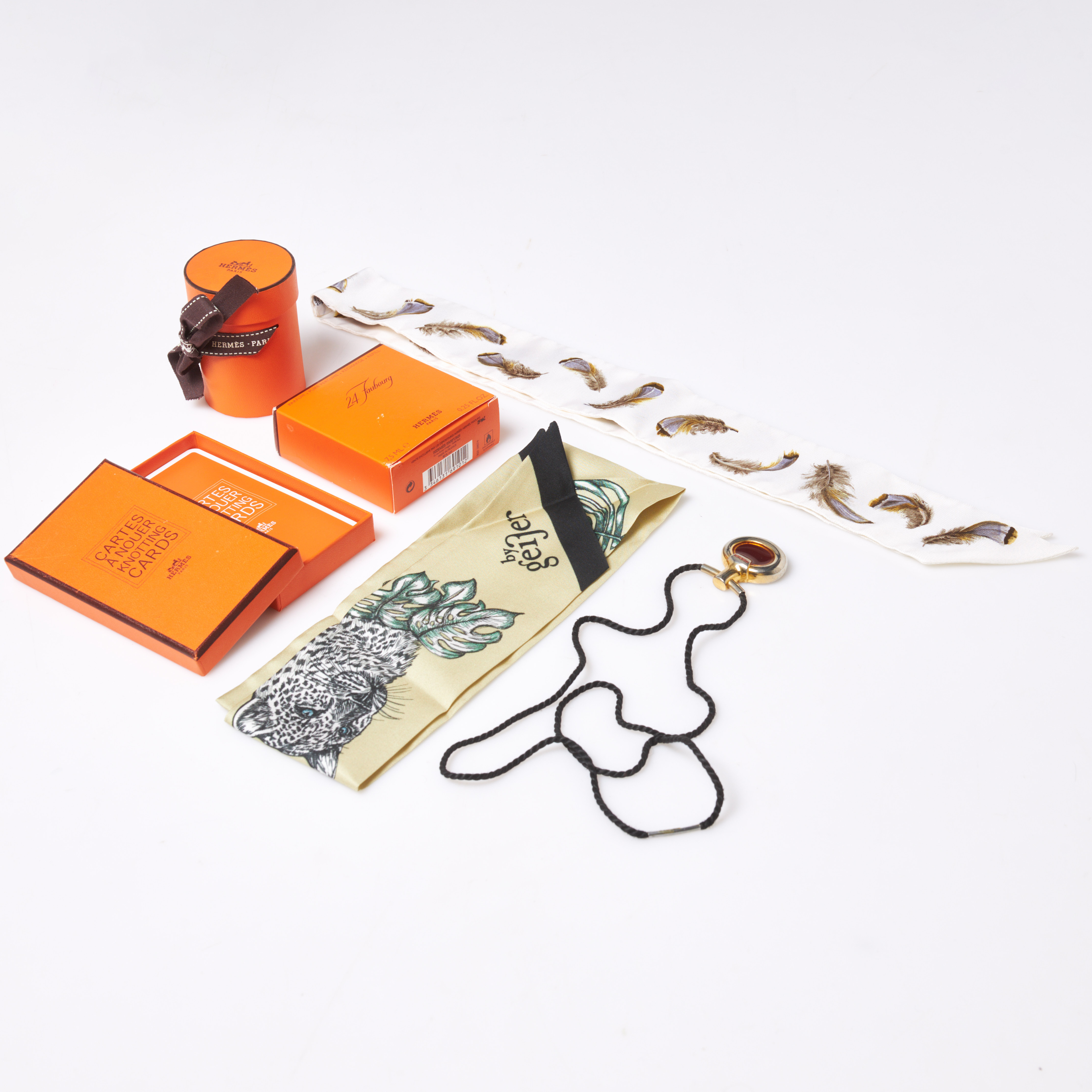 HERMÉS. 3 +1 dlr, Twilly, "Cartes á nouer, knotting cards", hänge märkt Parfume d'Hermes paris. TWILLY bu Geijer.