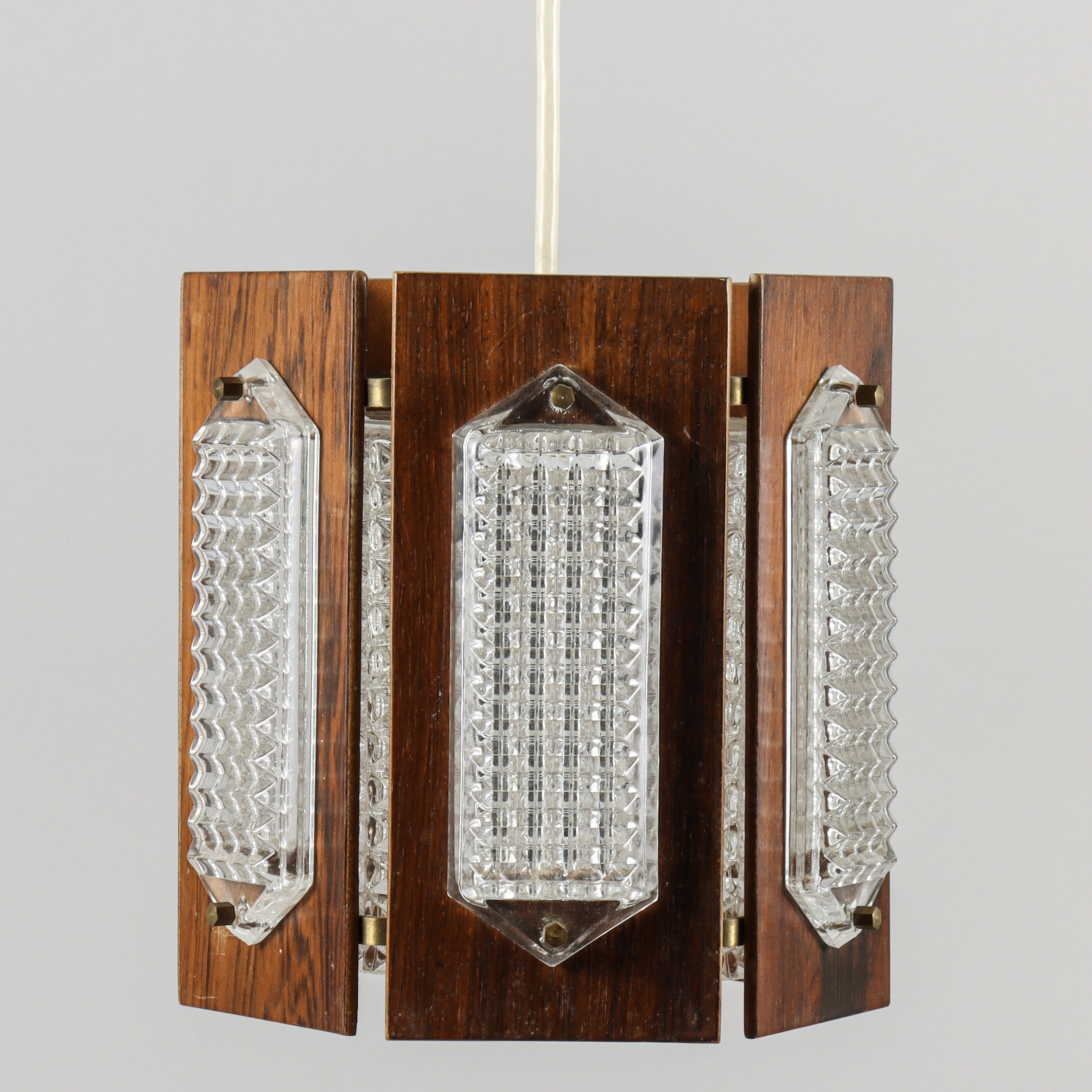 TAKLAMPA trä och glas, 1900-talets andra hälft.