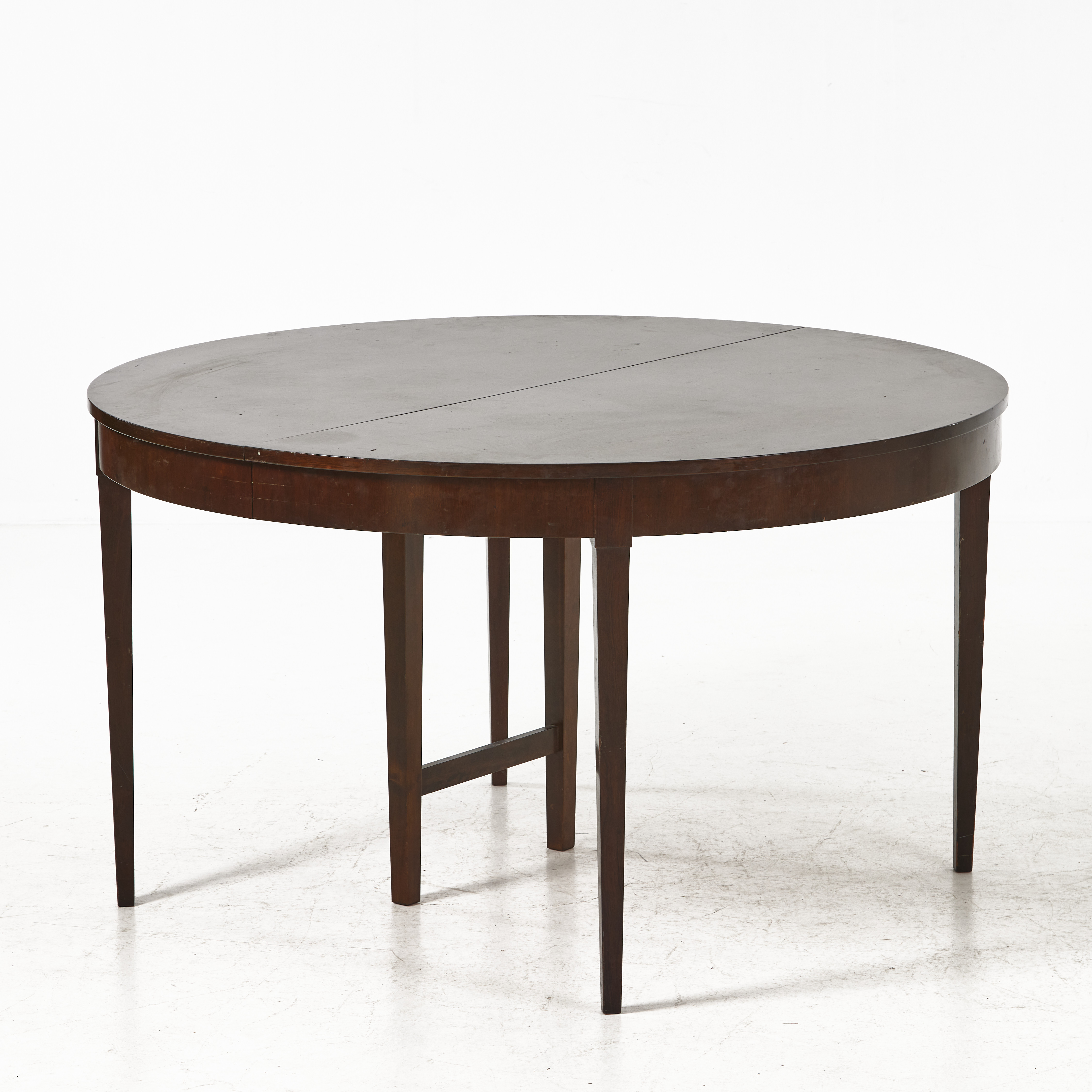 MATBORD, 1900-talets första hälft, sengustaviansk stil, fanerad i mahogny, med stödben.