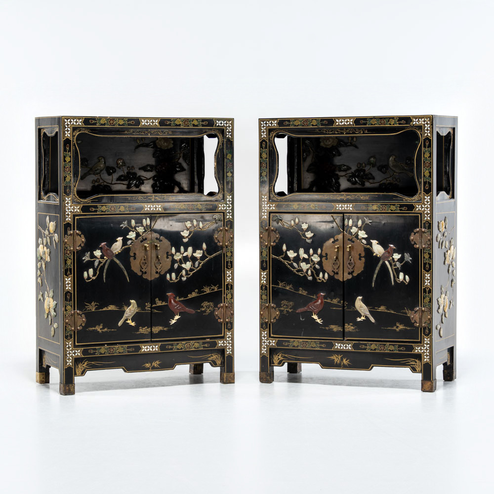 Kinesiska lackskåp/byrå, trä, metall, sten, 1960-tal, Kina. (2 delar).