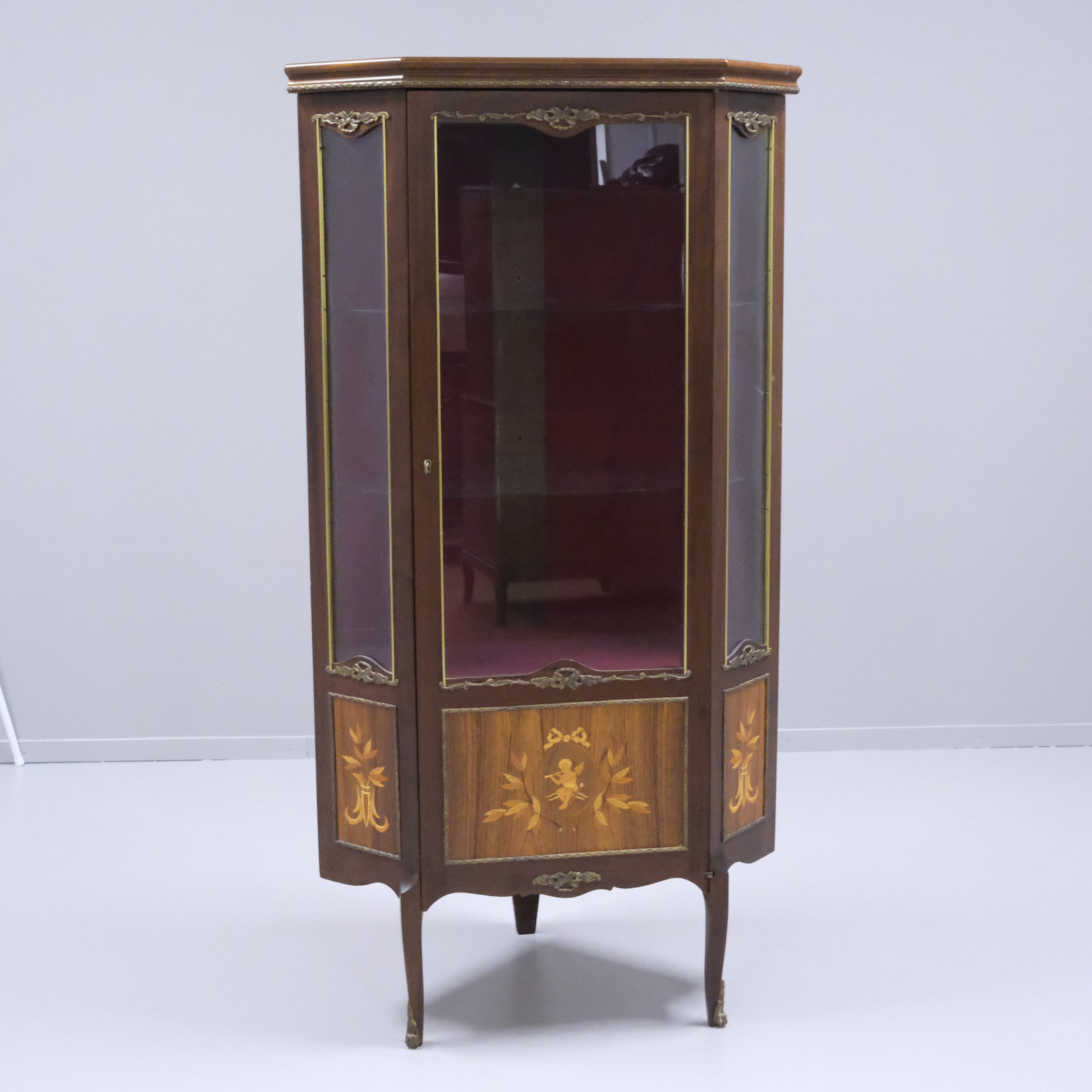 VITRINSKÅP, GUSTAVIANSK STIL, HÖRNMODELL.