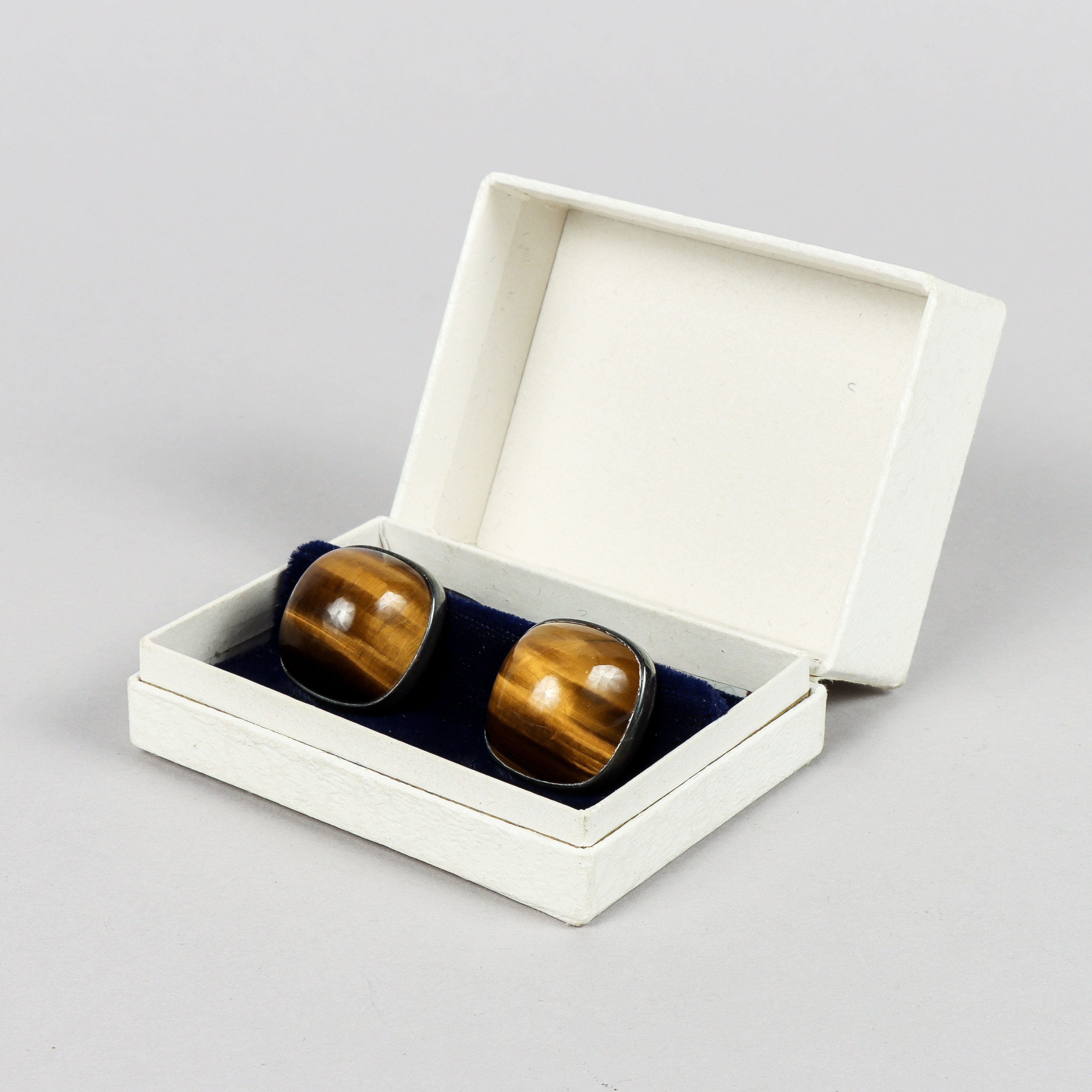 MANSCHETTKNAPPAR ett par, silver med tigeröga.