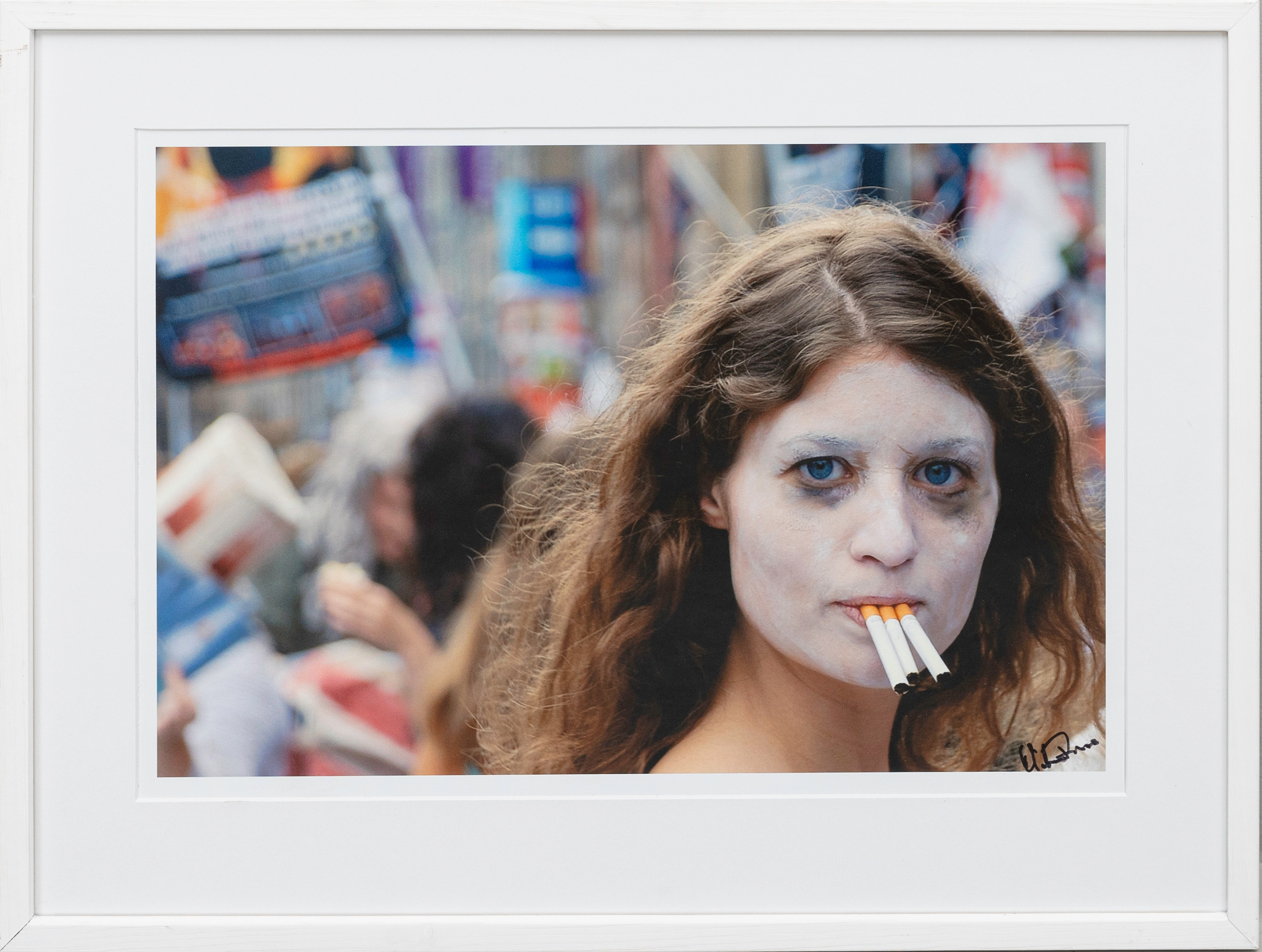 WICTOR FORSS (1939-). Fotografi, Kvinna med cigaretter i munnen, signerat.