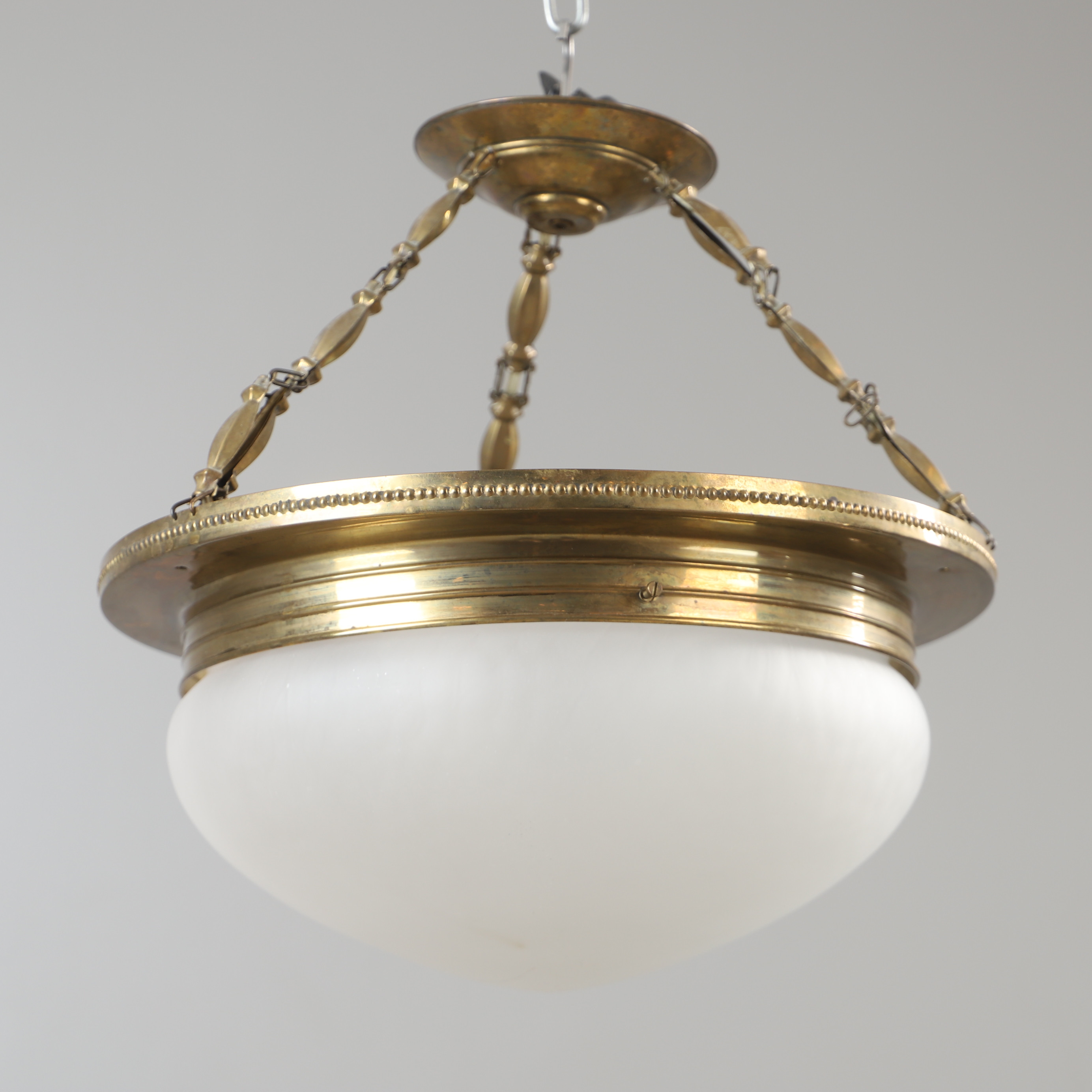 TAKLAMPA, mässing och glas, 1900-talets första hälft.