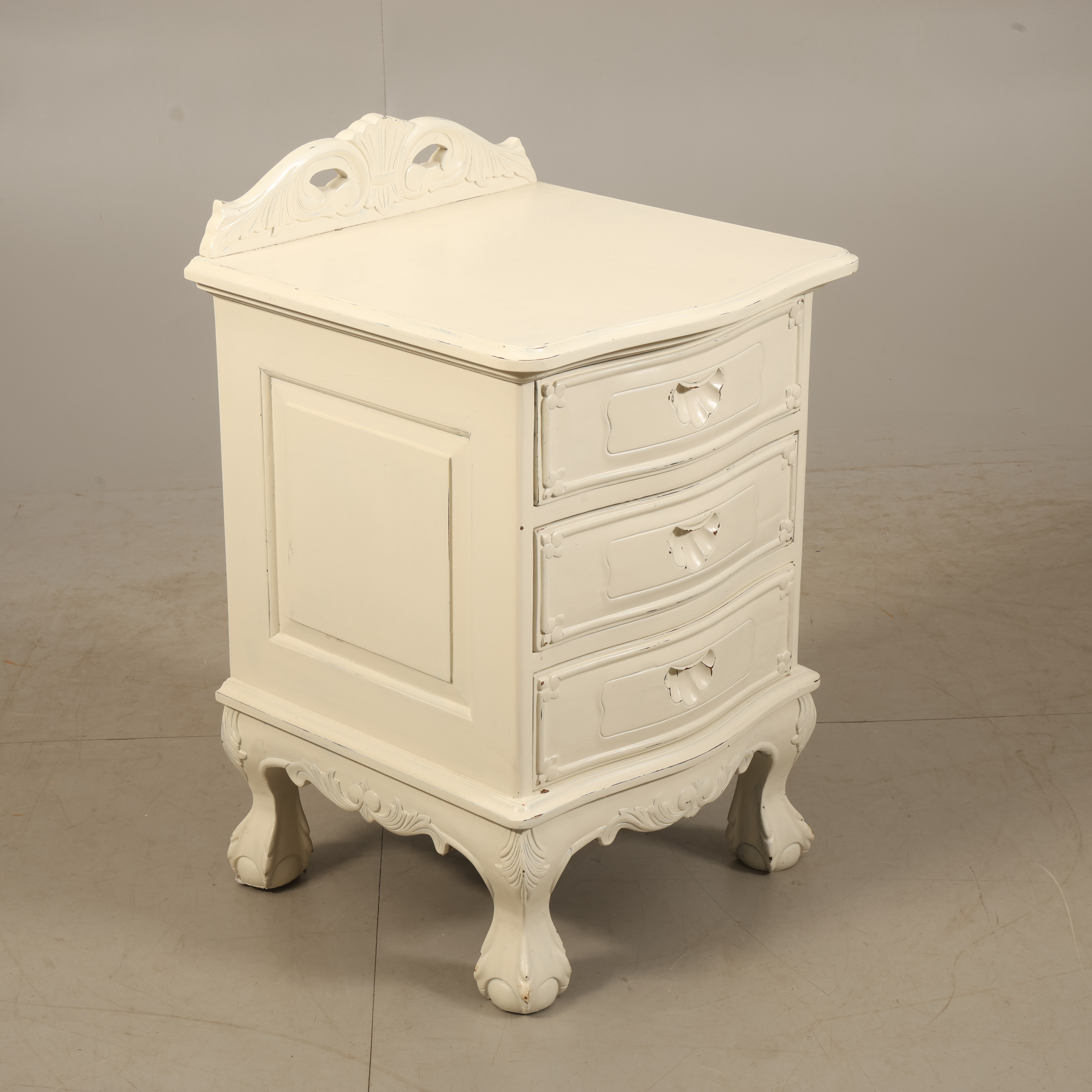 BYRÅ, vitmålade i rokokostil, samtida.