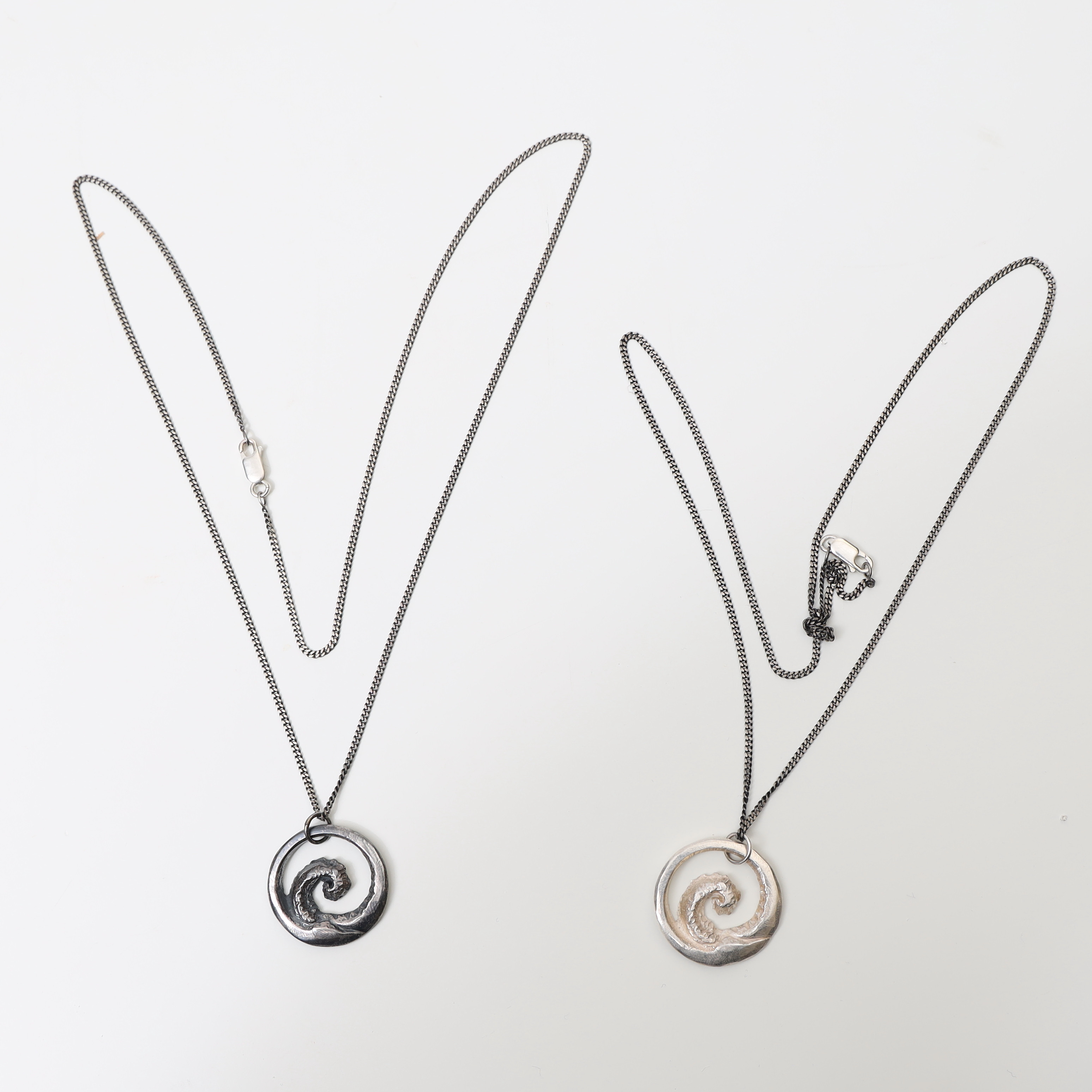 FRIDA LENNE. Halsband med hänge, ett par, sterlingsilver.