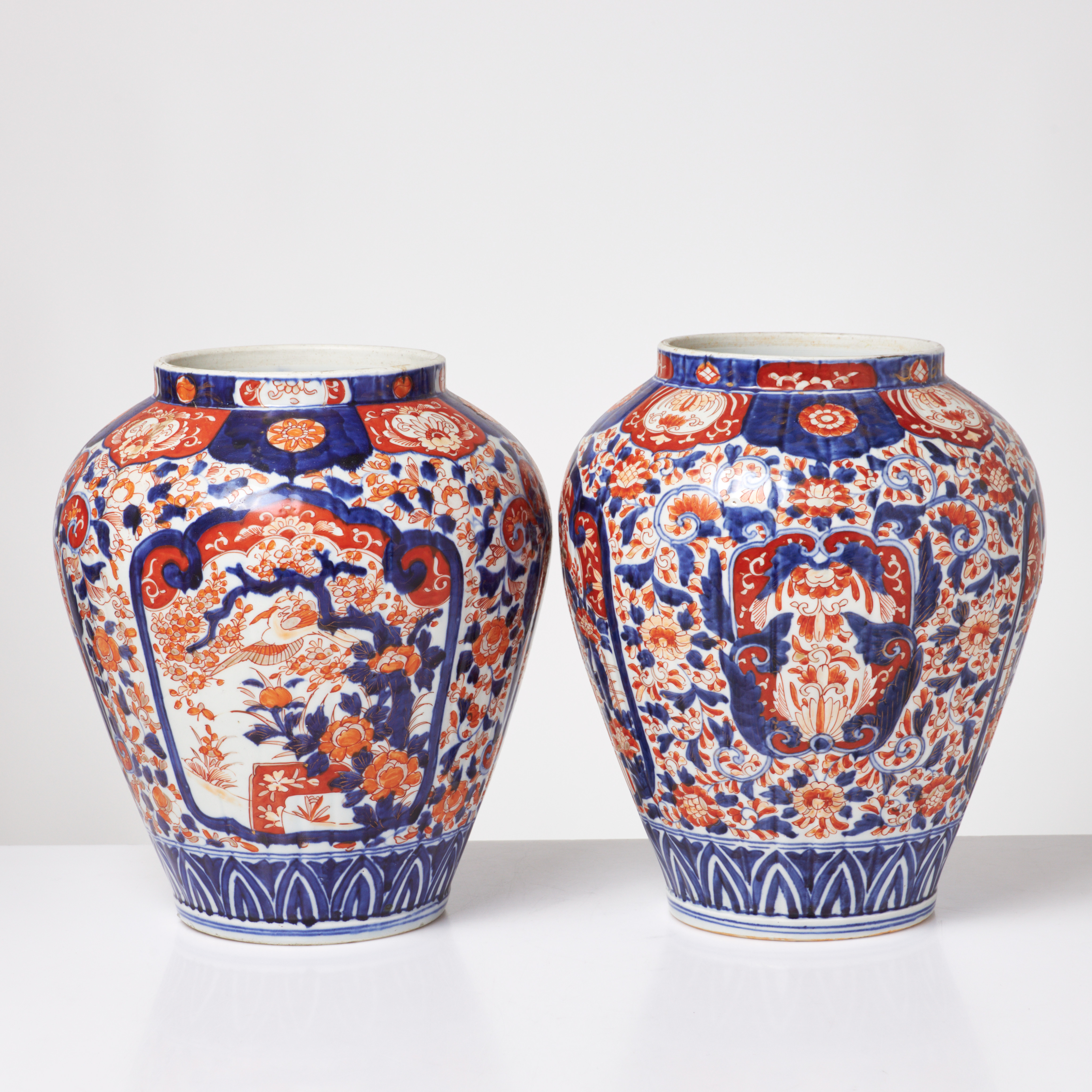 URNOR, 2 styck, snarlika, Imari, 1900-tal.