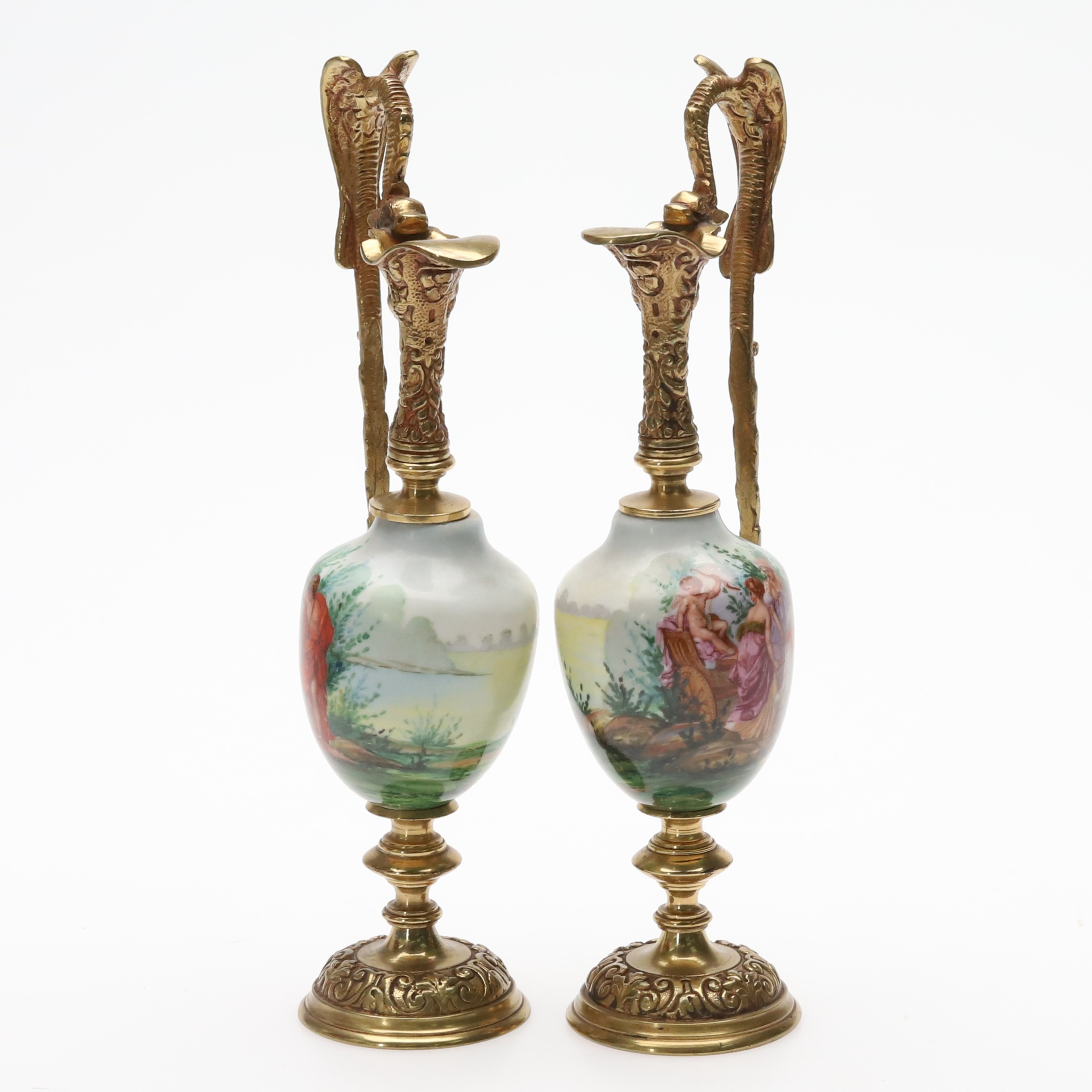 BORDSDEKORATIONER. Ett par, mässing och porslin, 1900-tal.