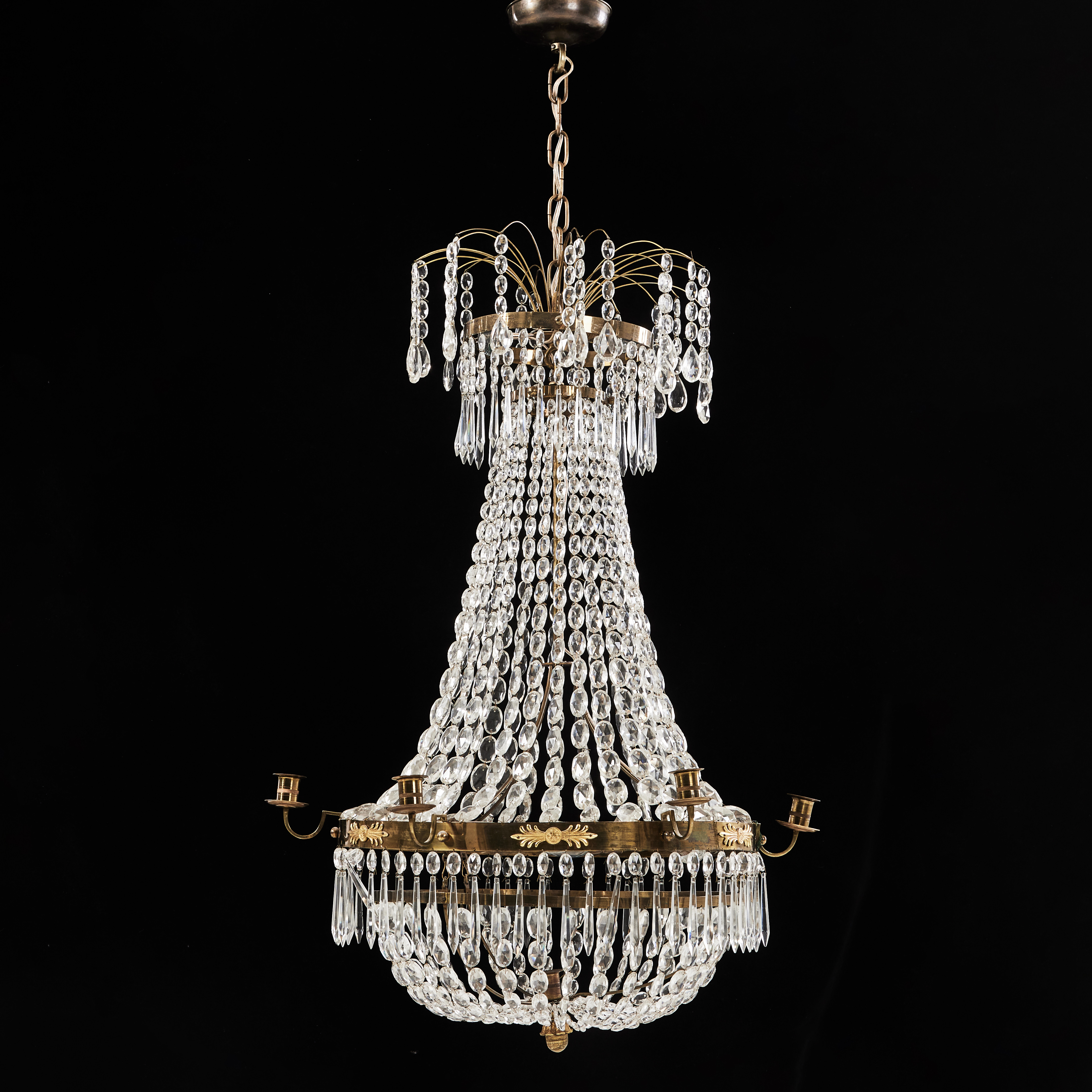 LJUSKRONA, 1900-talets första hälft, empirestil, för 6+1 ljus, stomme i mässing, behängd med prismor, elektrifierad.