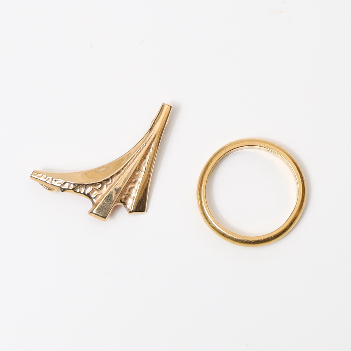 GULD 2 DELAR, Ring 23k samt hänge 18k.