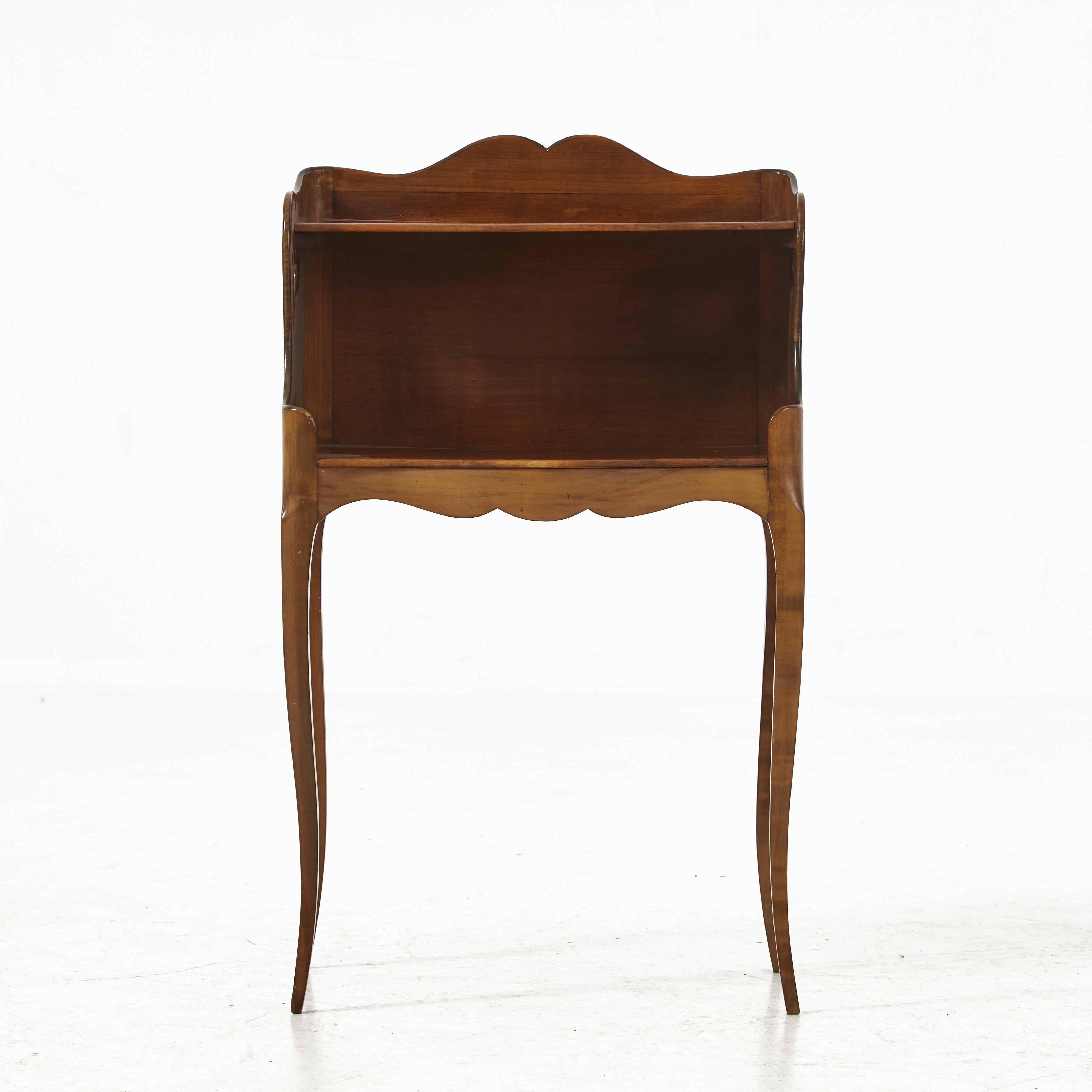 SÄNGBORD, 1900-tal, mörkbetsad, rokokostil.