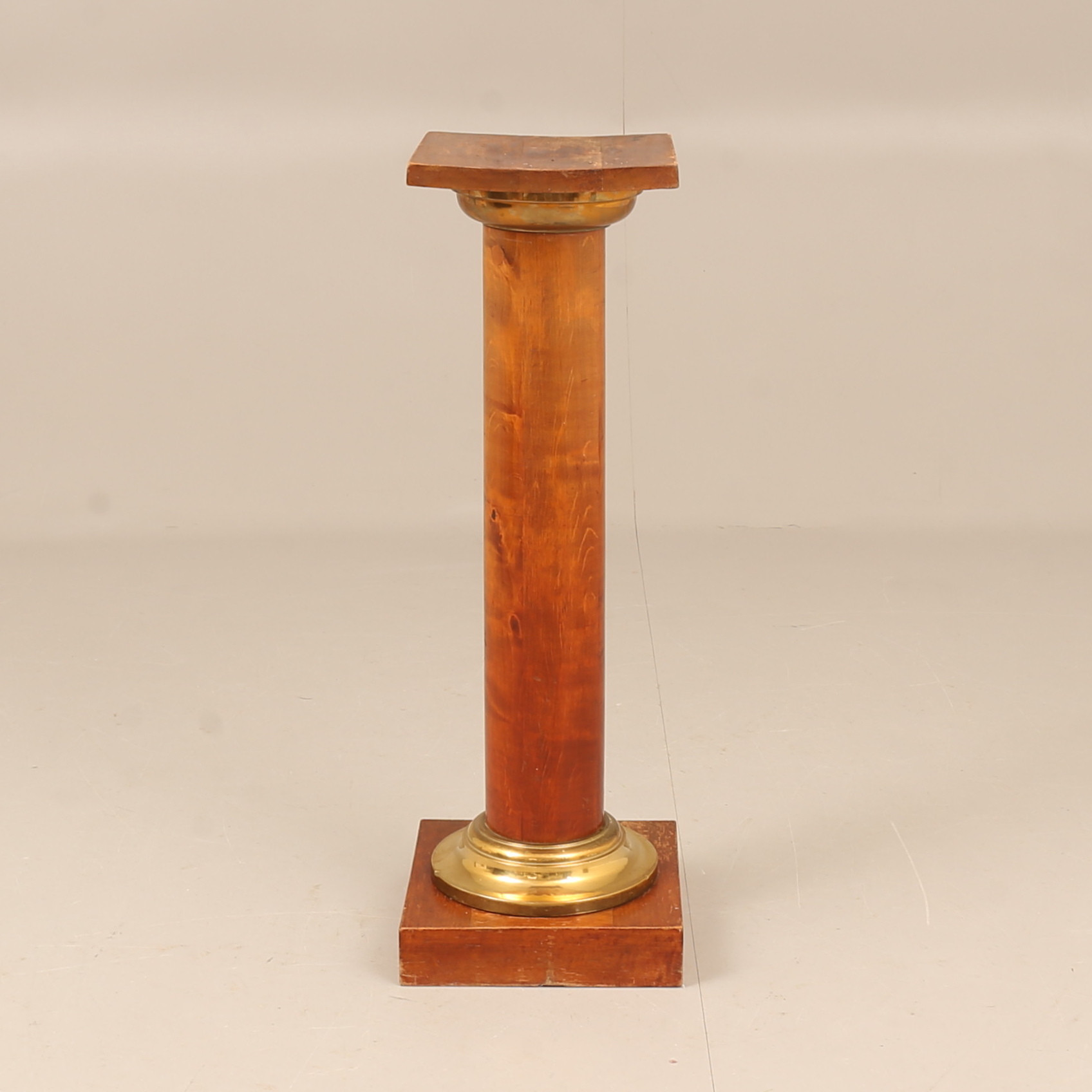 PIEDESTAL, björk och mässing, 1900-tal.