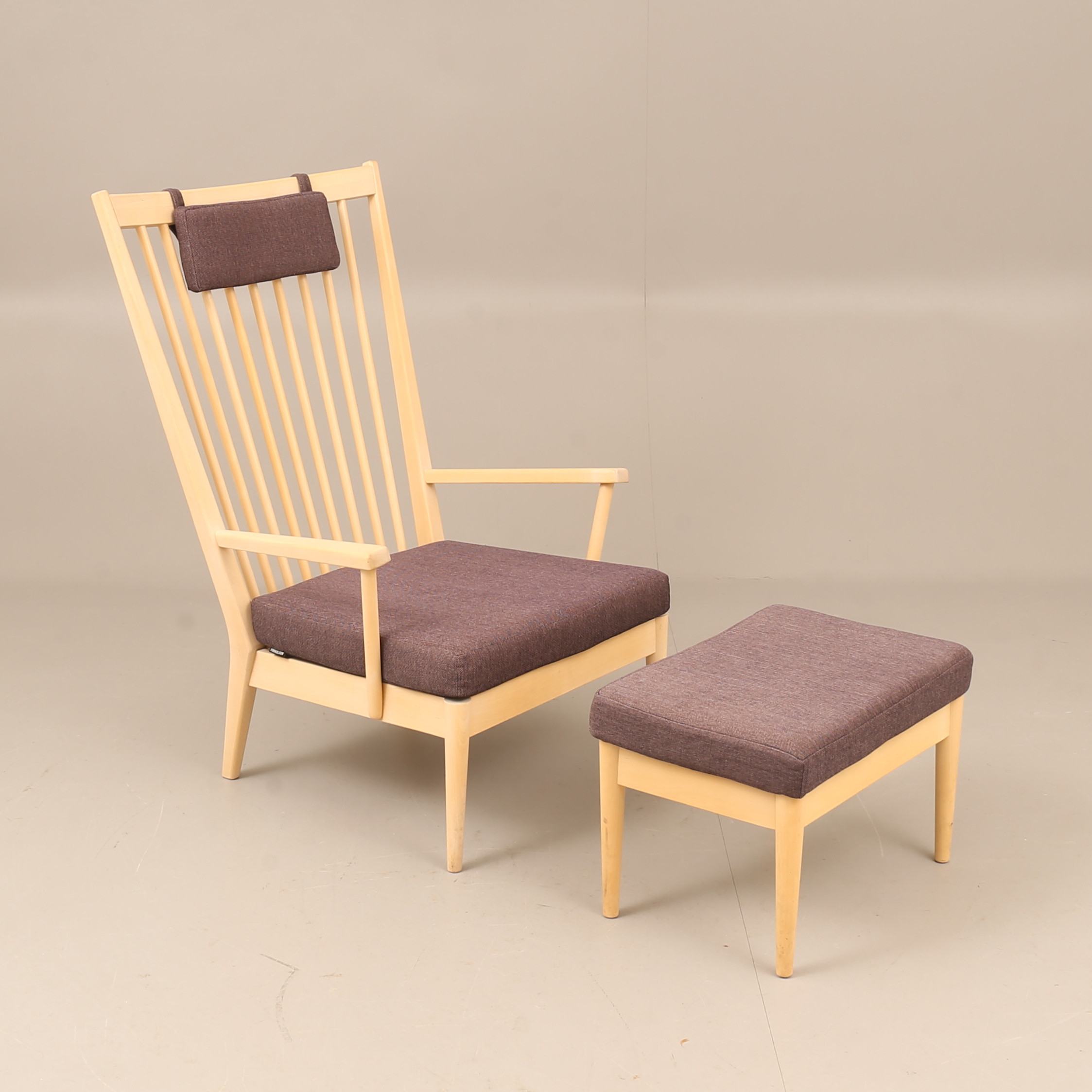 FÅTÖLJ MED FOTPALL, trä, samtida.