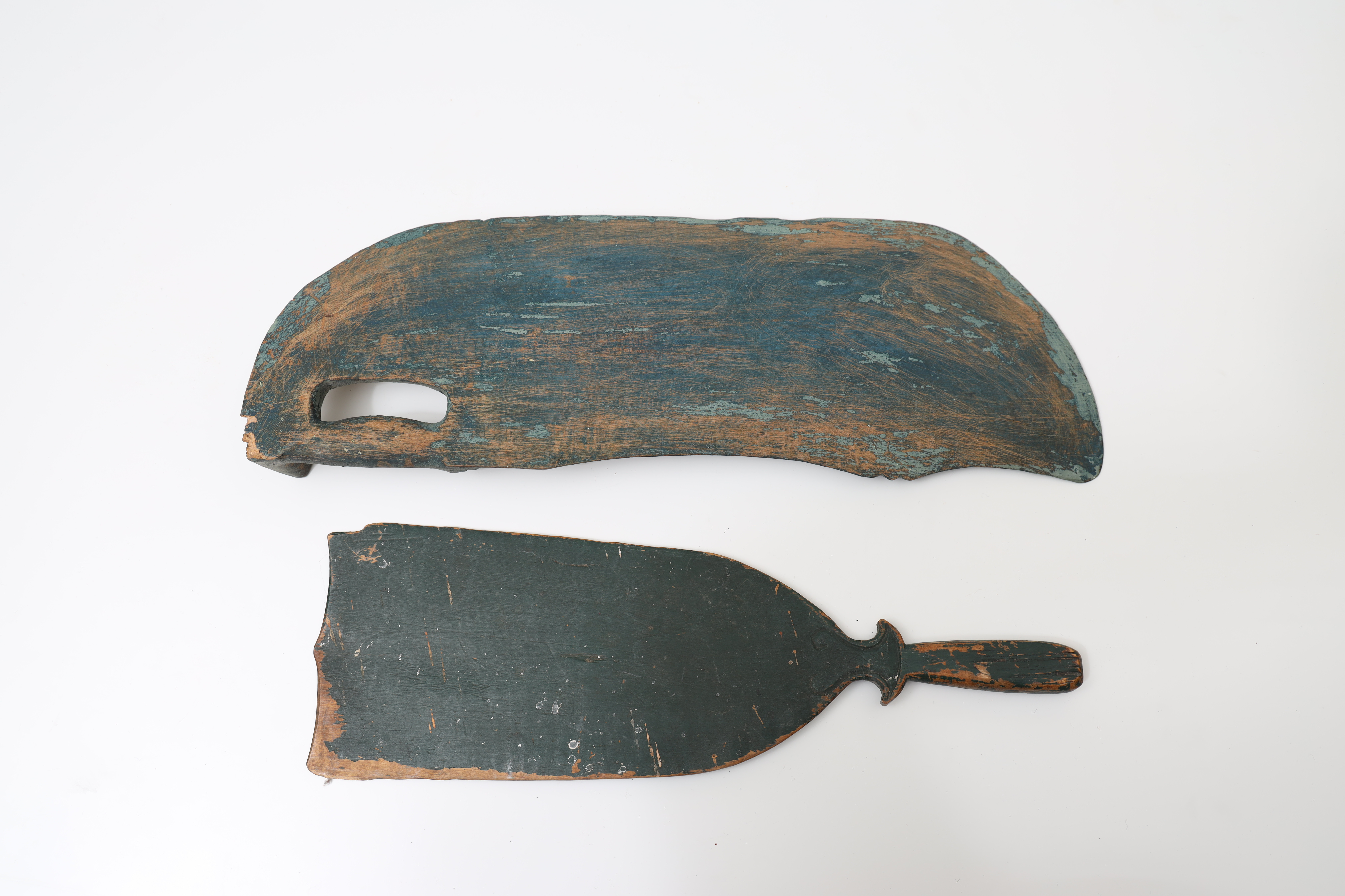 SKÄKTKNIVAR 2st, allmoge 1800-tal, originalmålade.