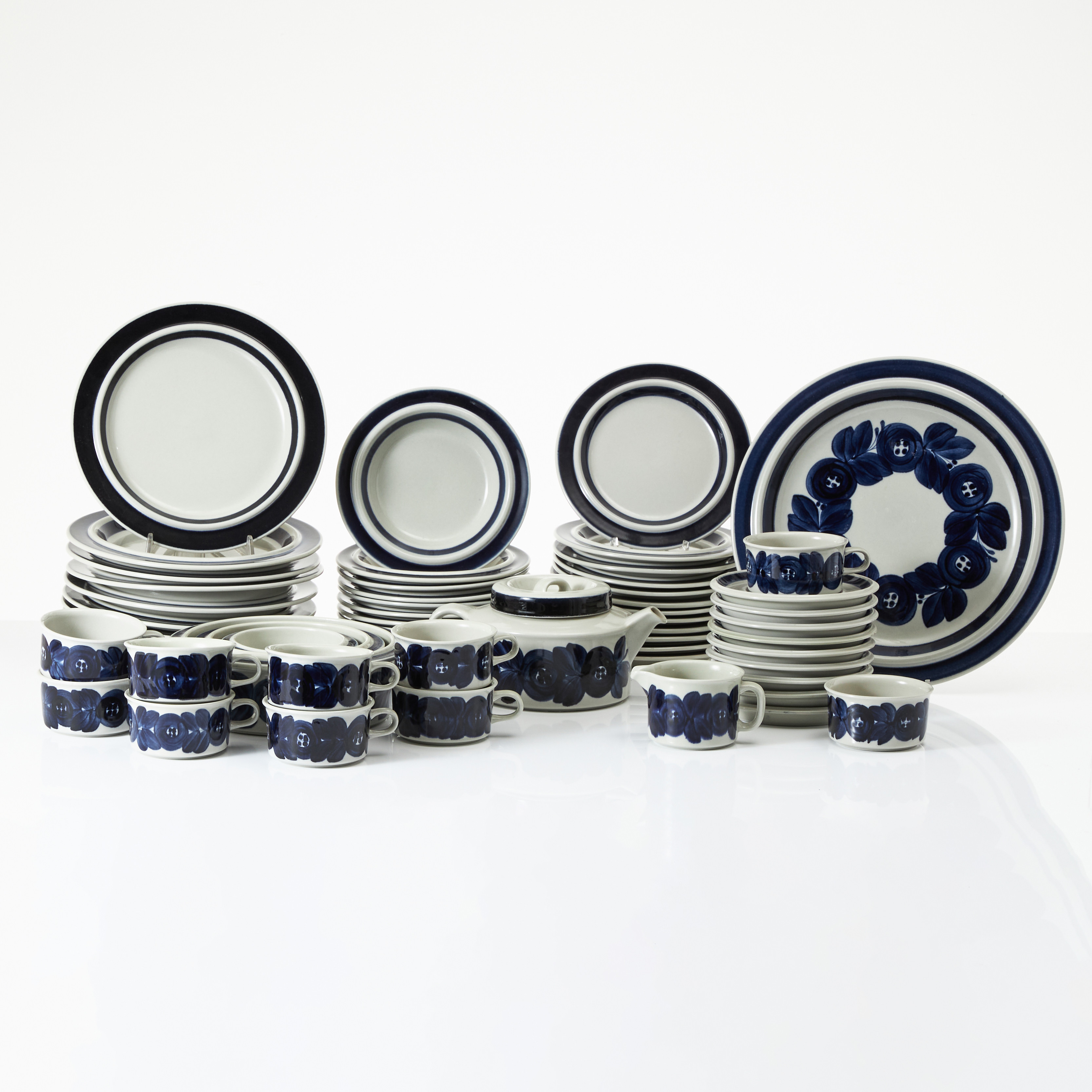 ULLA PROCOPÉ. "Anemone", matservis, 48 dlr, Arabia, Finland, formgivningsår 1962, dekorerad av blå blommor.