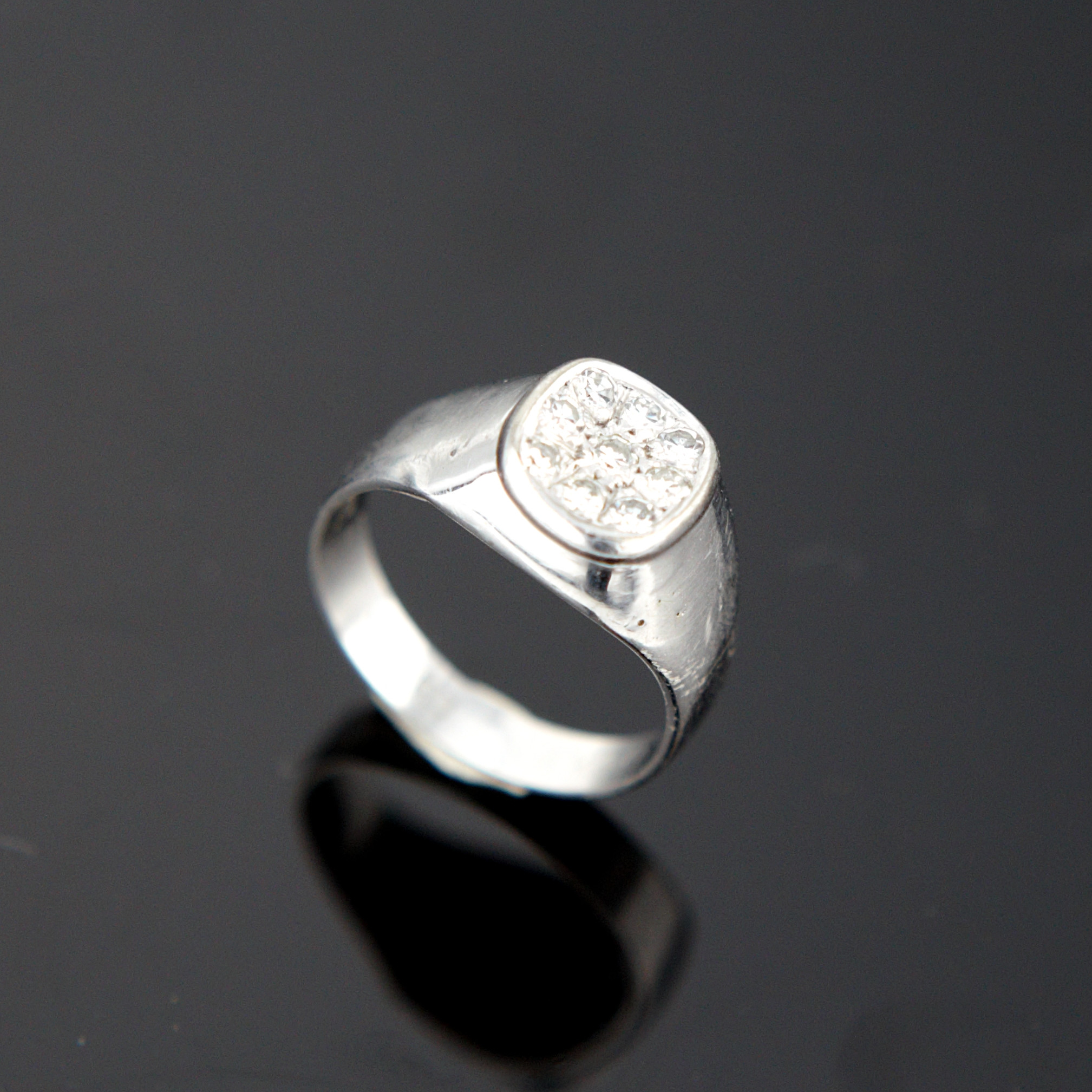 RING med nio briljanter, vitguld 18k, gravyr, Johan Petterssons Eftr Juvelerar AB, Stockholm 1970.