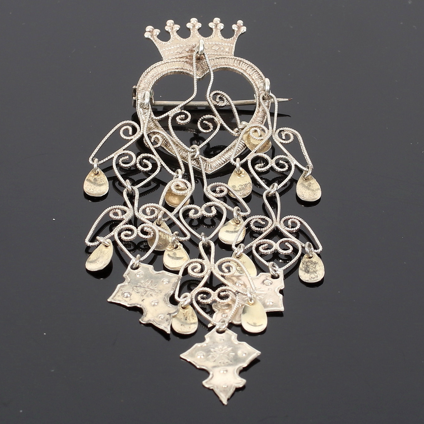 (6C01) BROSCH/DRÄKTSMYCKE, silver, filigranarbete, 1900-tal.