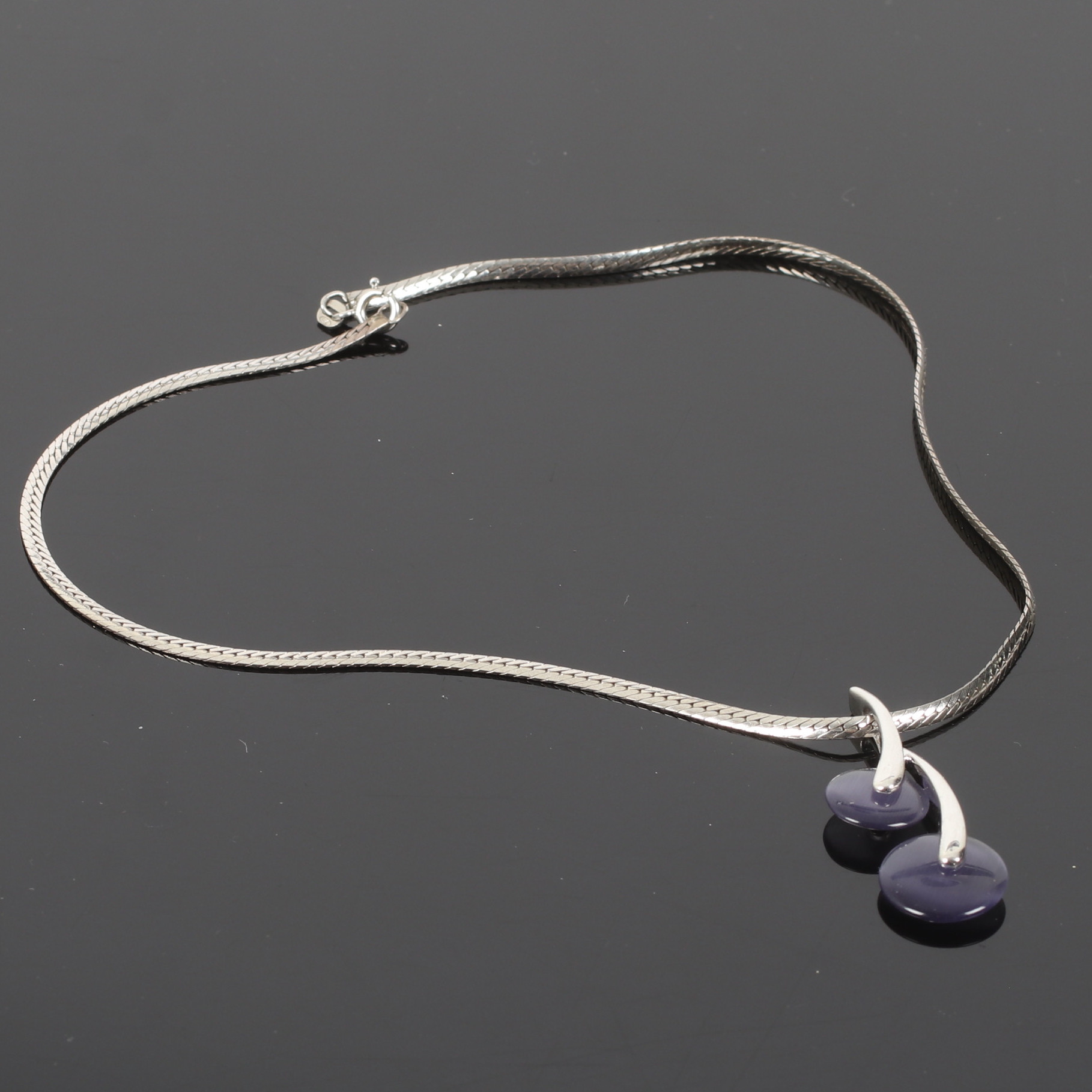 (6C03) COLLIER med HÄNGE, Sterling silver, hänge med lila stenar. 19/2000-tal.