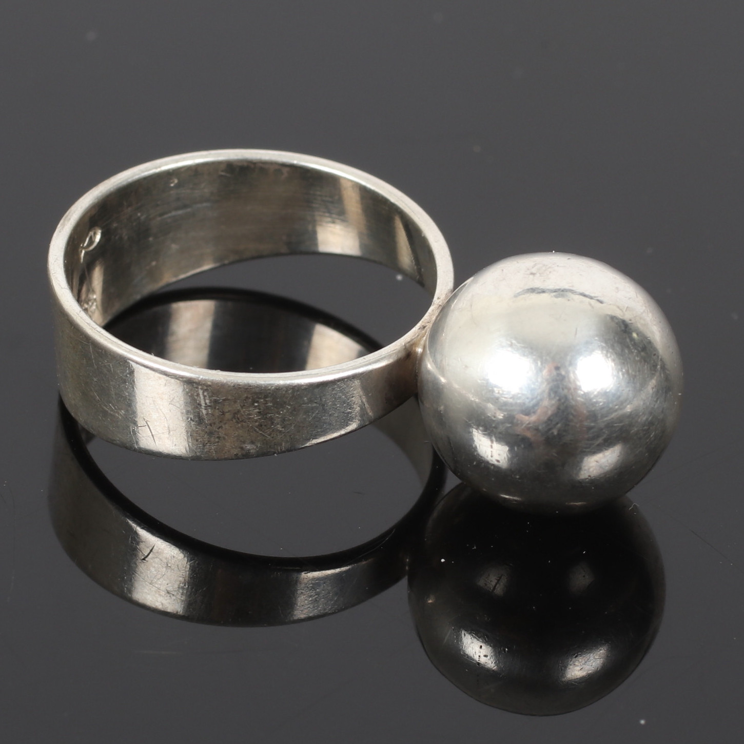 (6C07) RING, Sterling silver, med kula, Ostseeschmuck Fischland. Tyskland. 1900-talet sista kvartal.