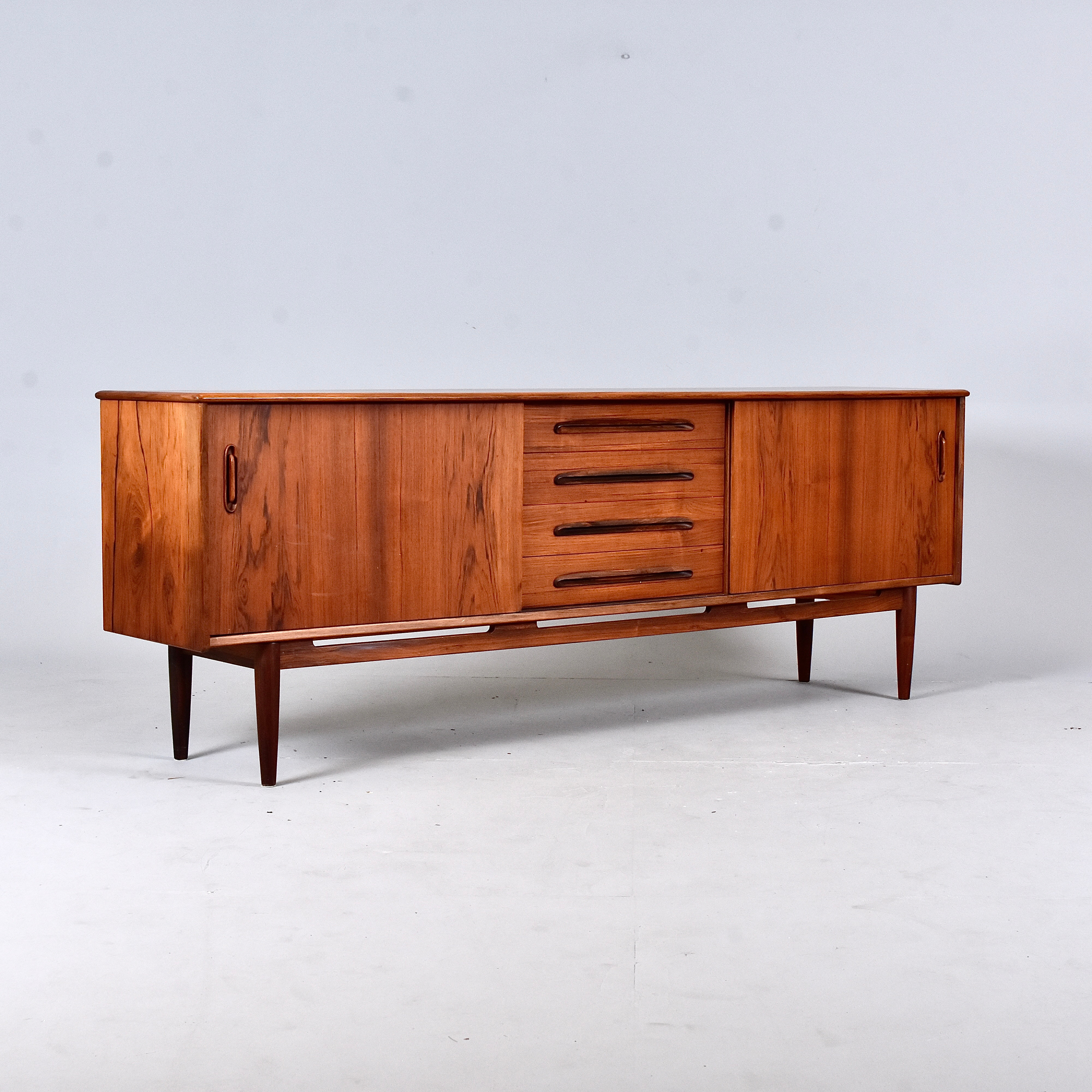 NILS JONSSON. Sideboard, jakaranda, "Cortina", Hugo Troeds Industrier, Bjärnum, 1960-tal.
