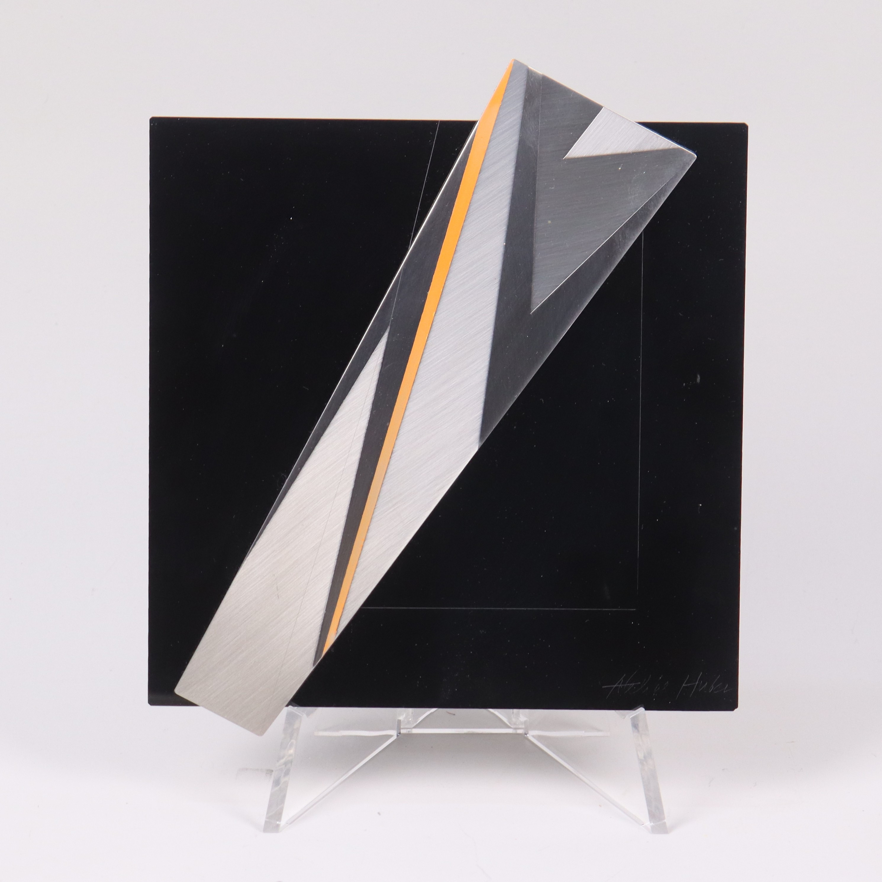 ALEXIUS HUBER. väggrelief, borstat stål samt plexiglas.