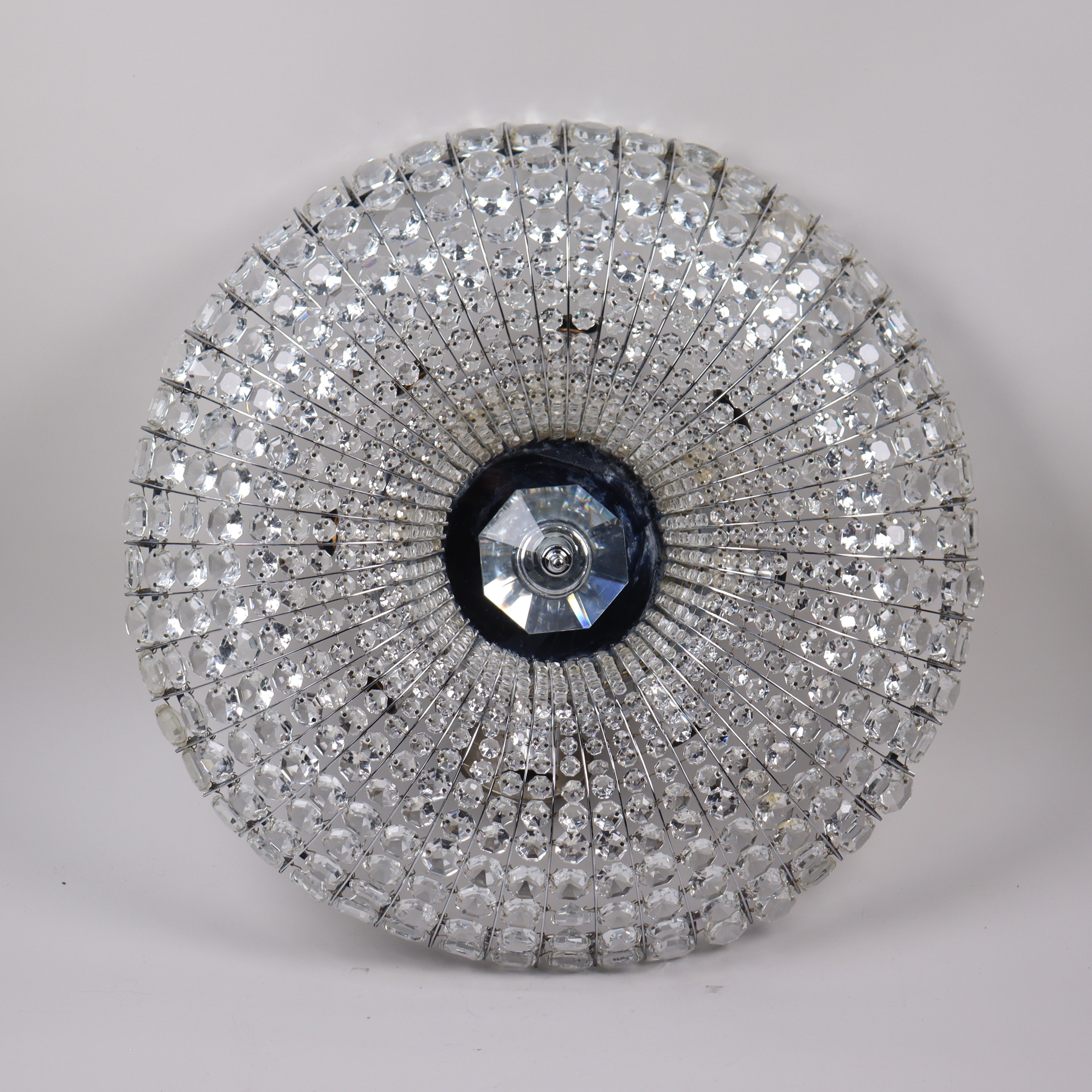 TAKLAMPA, prismor på kromad metall stomme, plafond, 1900-talets andra hälft.