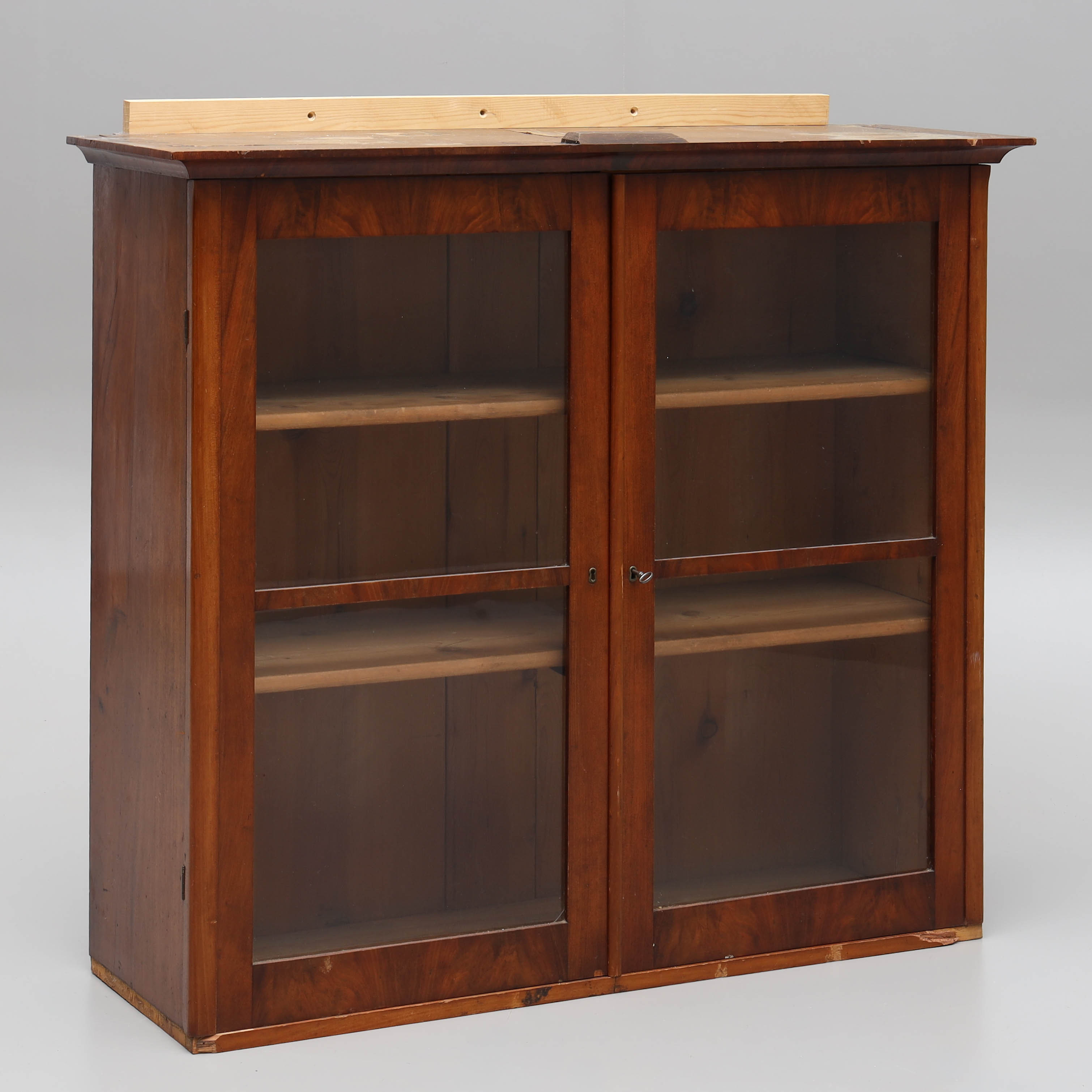 VÄGGVITRIN, valnötsfanér, 18/1900-tal.