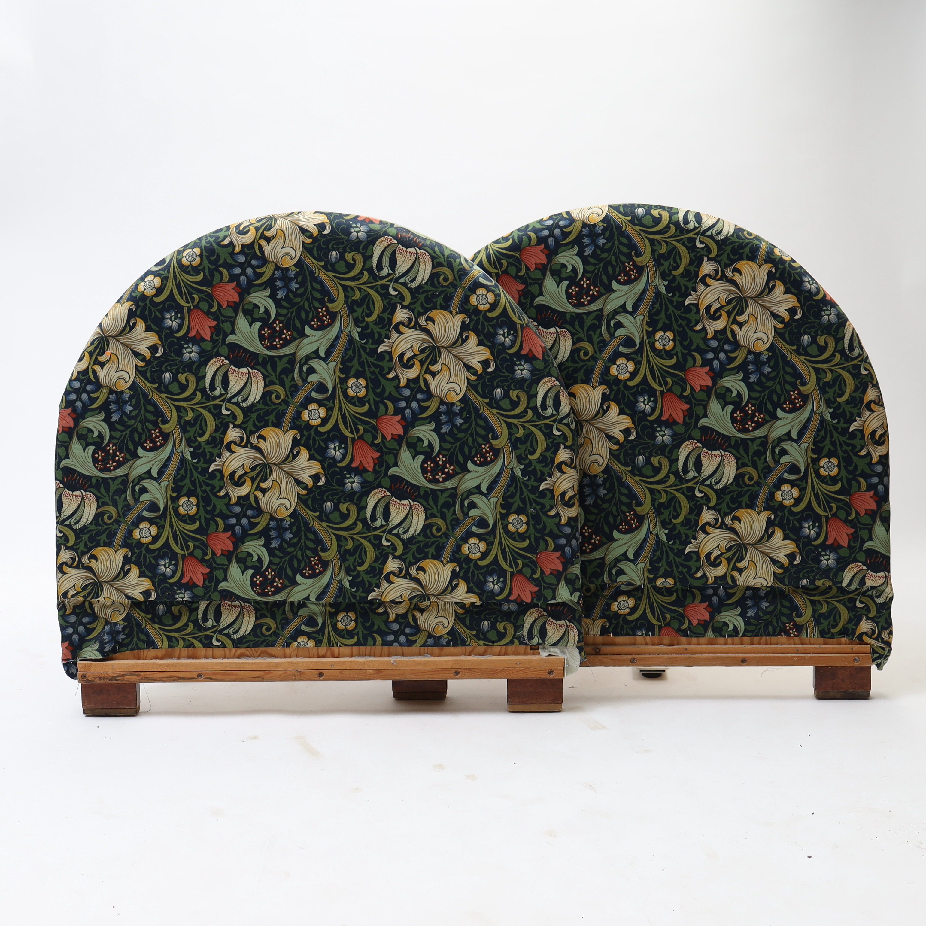 SÄNGGAVLAR ETT PAR, klädda med textil "Golden Lily" William Morris.